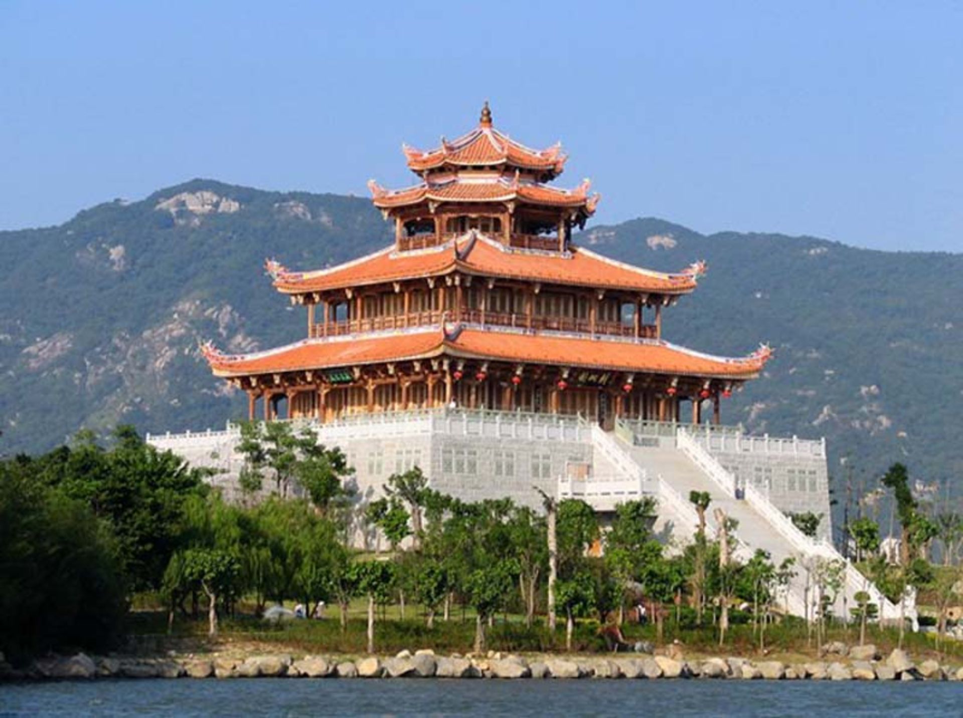  گوانگ‌ژو یا گوان‌جو (Quanzhou) در جنوب شرقی استان فوجیان 