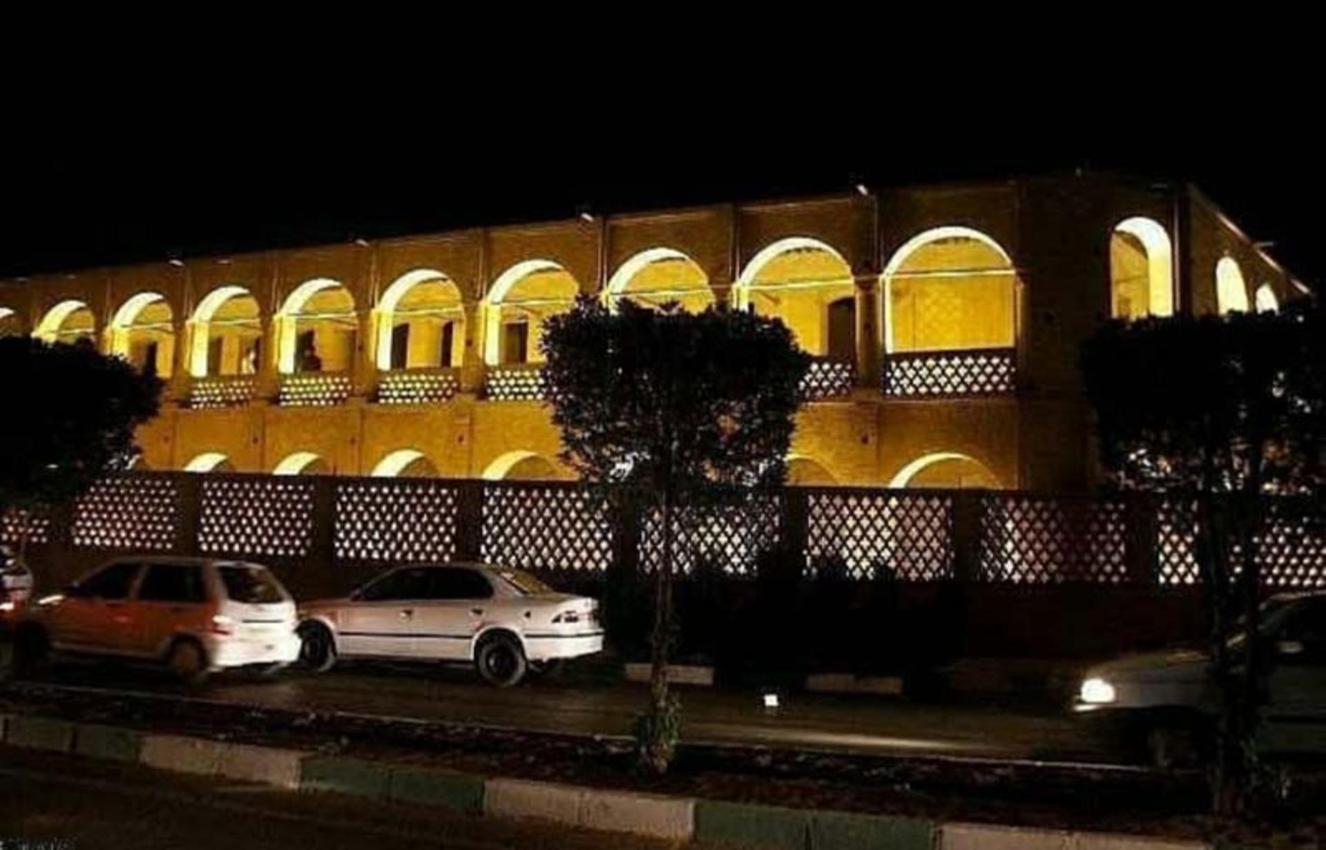 بنای کاروانسرای معین التجار در شب؛ منبع عکس: گوگل مپ؛ نام عکاس: jādi