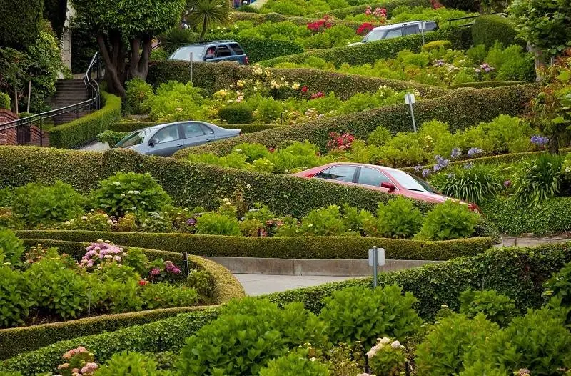 خیابان Lombard Street, San Francisco, California, USA؛ منبع عکس: وب‌سایت Gettyimages.com، عکاس: Neale Clark
