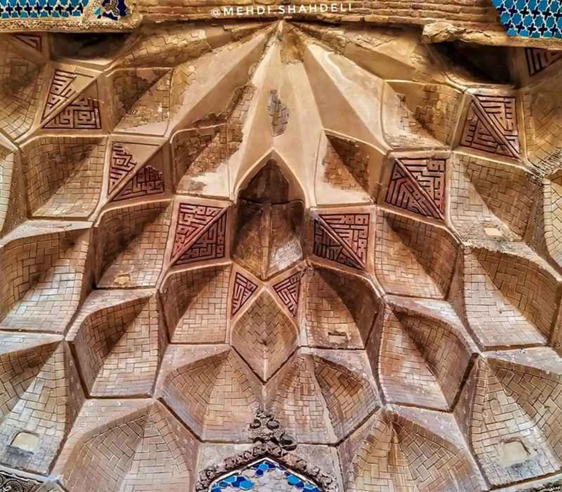 تزیینات مقرنس در عمارت پیربکران، منبع عکس: اینستاگرام mehdi.shahdeli@، عکاس: مهدی شاه‌دلی