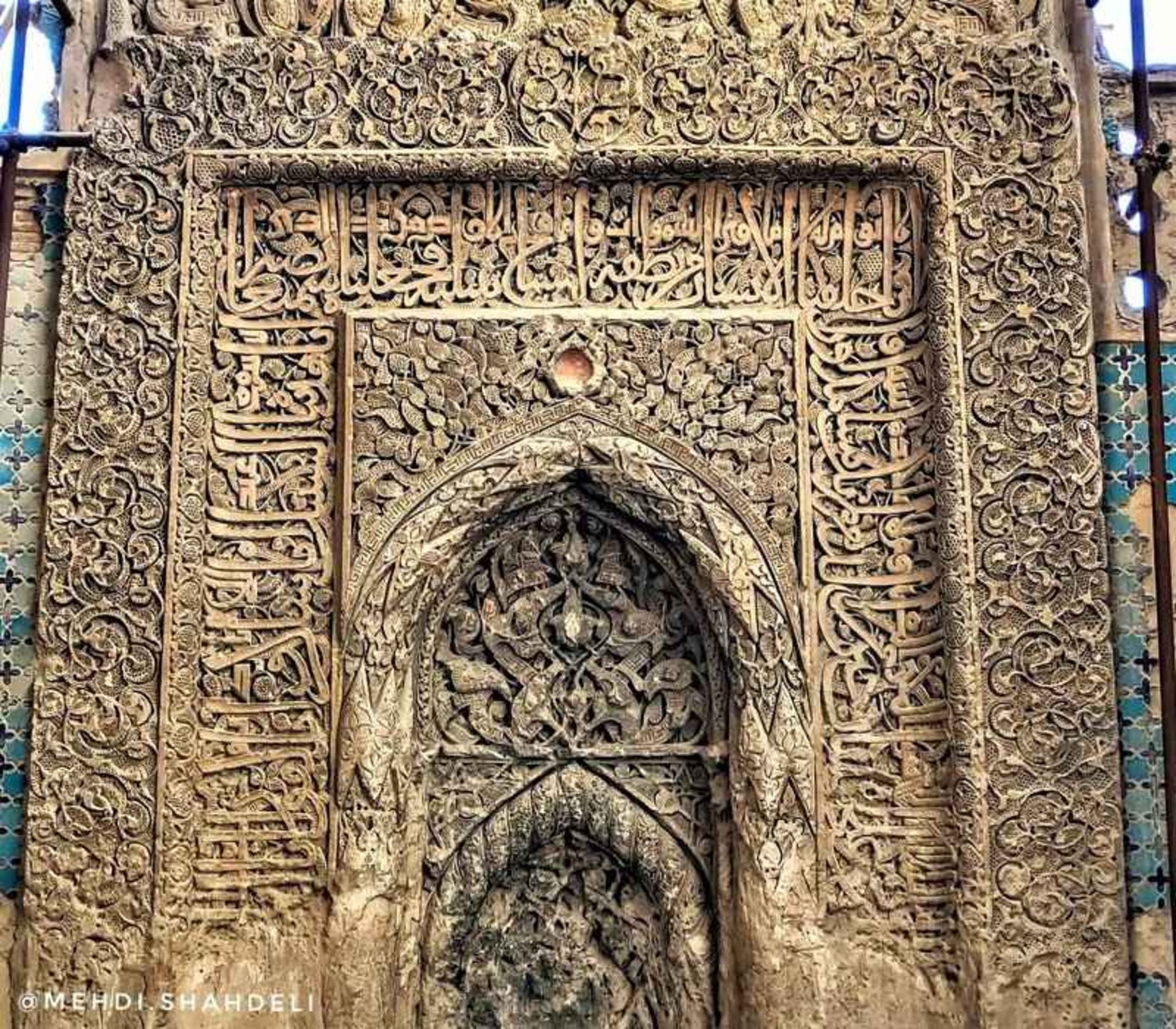 تزیینات حجاری در عمارت پیربکران، منبع عکس: اینستاگرام mehdi.shahdeli@، عکاس: مهدی شاه‌دلی