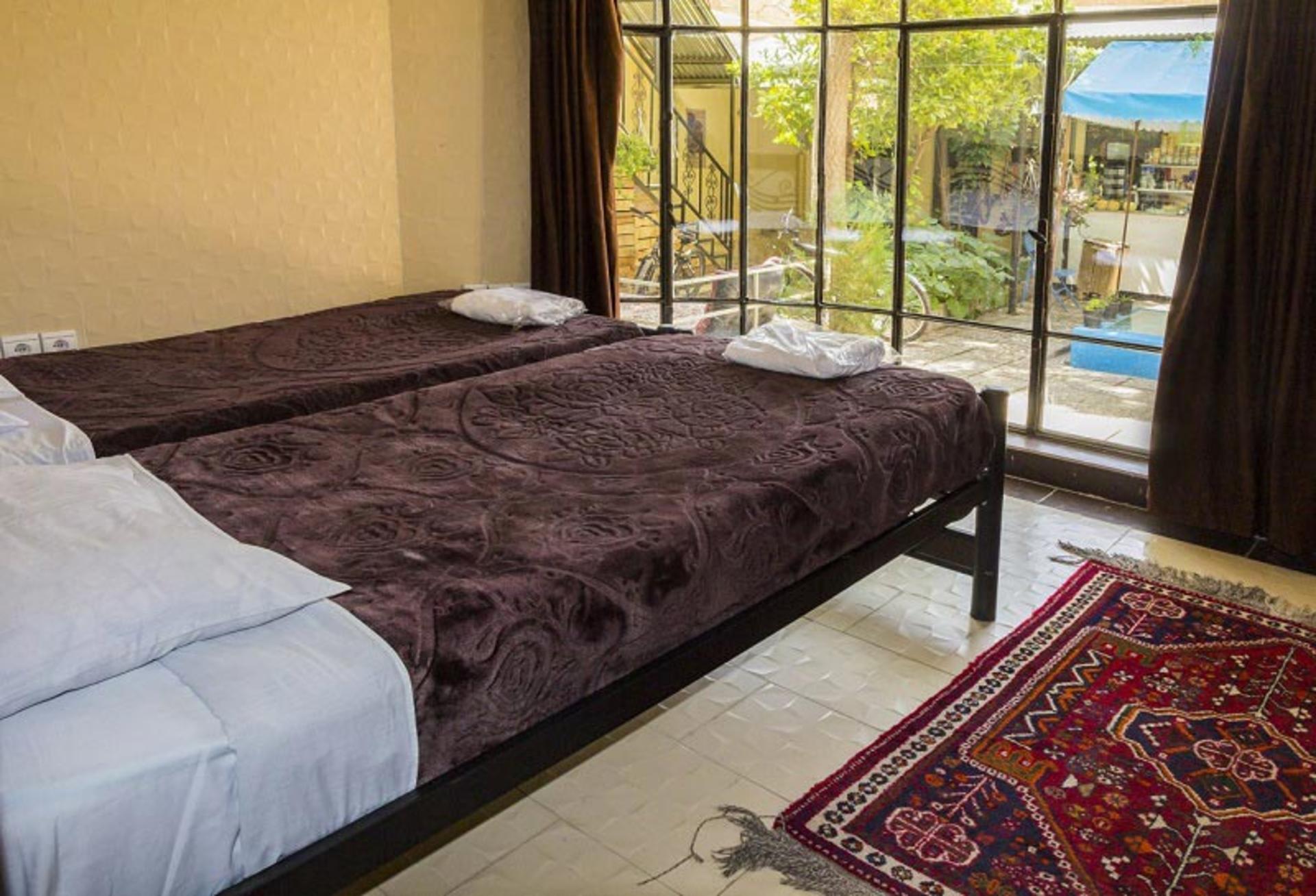اتاق‌های سون هاستل در هتل سنتی نیایش شیراز؛ منبع عکس: وب‌سایت niayeshhotels.com؛ عکاس: نامشخص