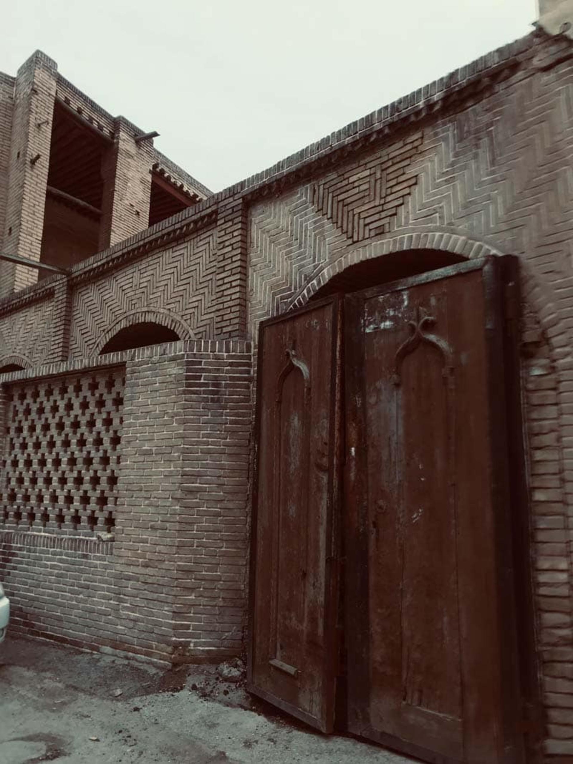 درب ورودی چوبی در سرای معین التجار؛ منبع عکس: گوگل مپ؛ نام عکاس: Amir hossein Davari