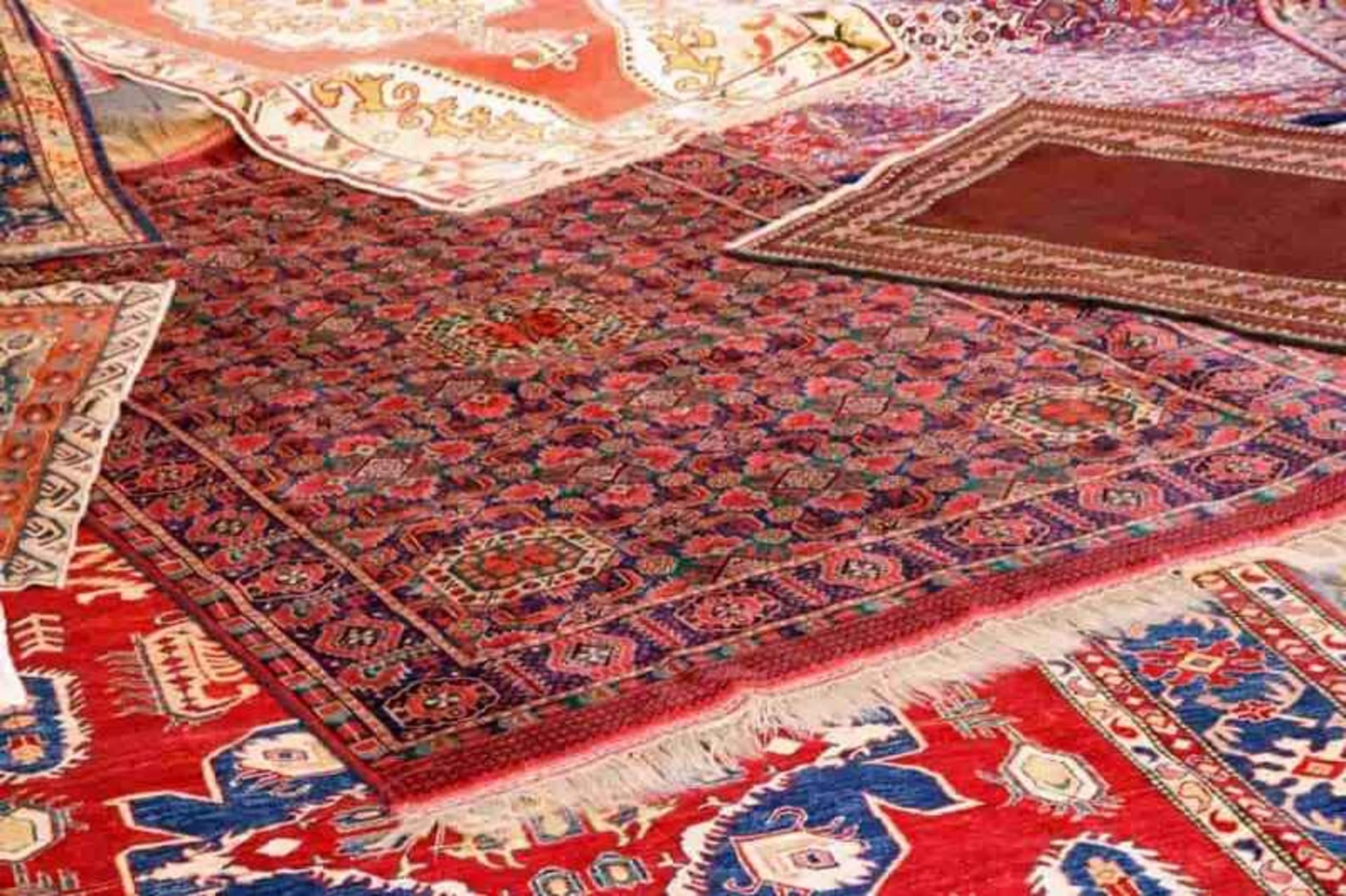 گلیم بافی در همدان. منابع عکس‌ها: aradbranding.com. عکاس: نامشخص