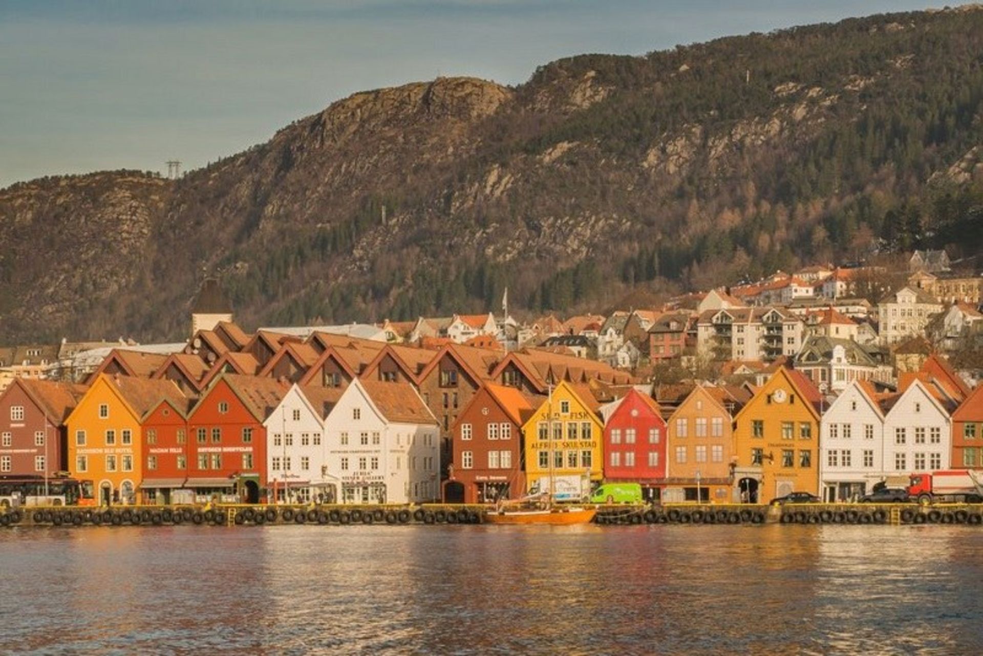 خیابان و اسکله قدیمی Hanseatic Bergen, Bergen, Norway؛ منبع عکس: وب‌سایت Housebeautiful.com. عکاس: نامشخص