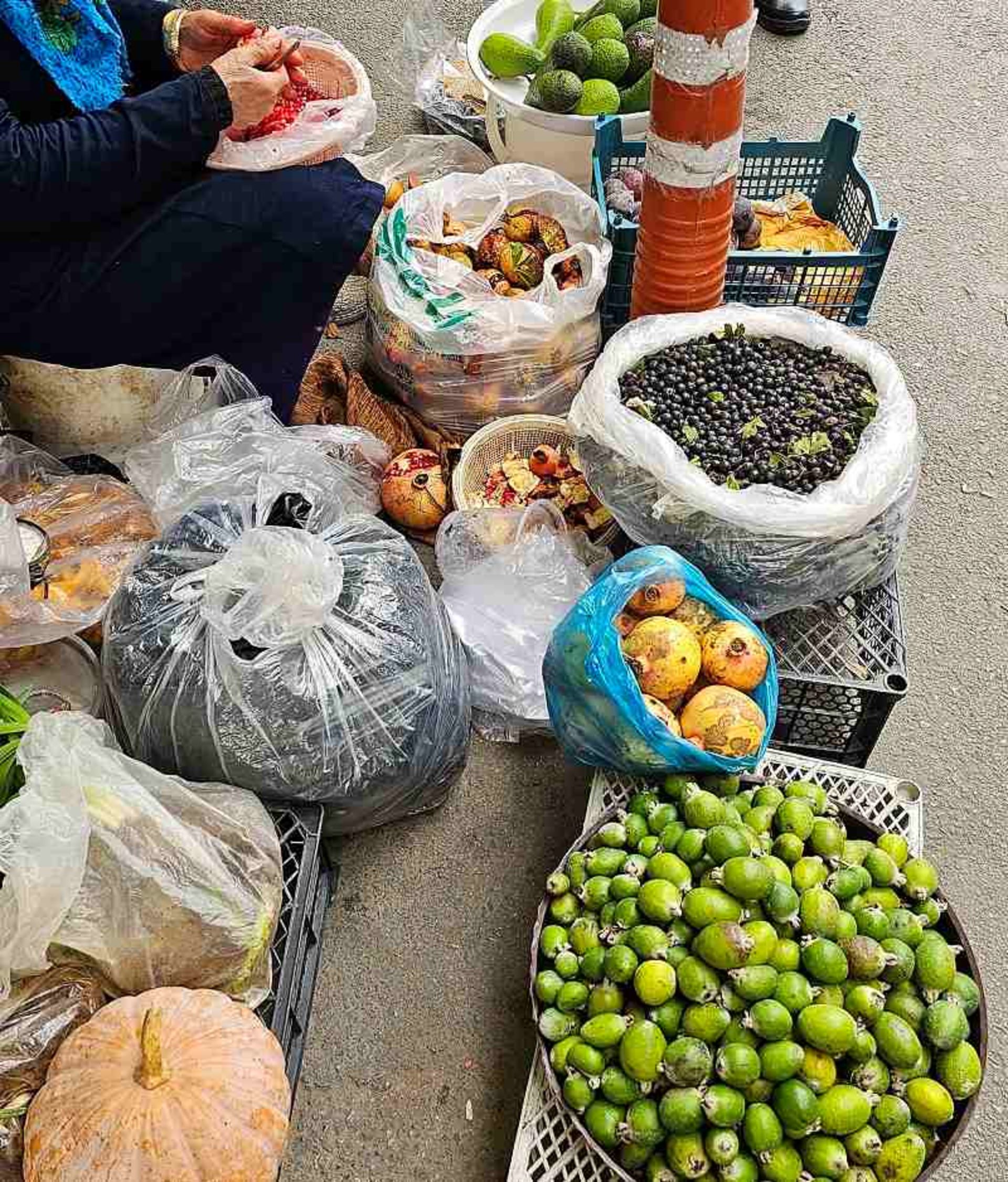 دست‌فروشان محلی بازار نرگسیه ساری؛ منبع عکس: گوگل مپ؛ عکاس: محراب عارفی