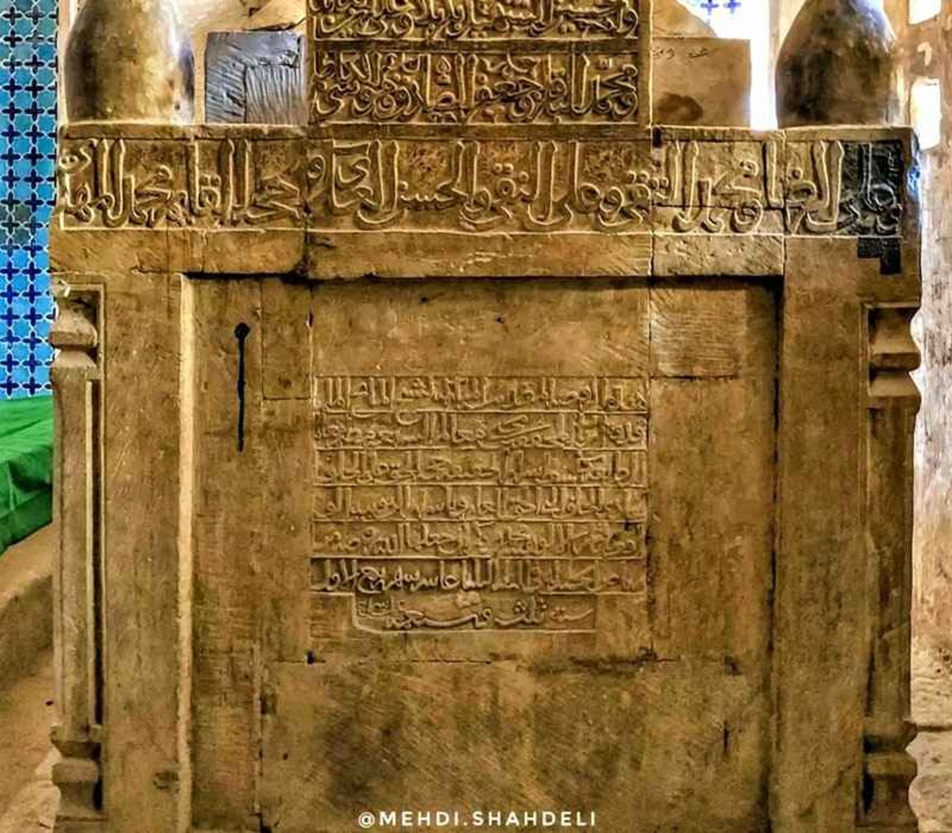 کاشی‌کاری و گچ‌بری در بقعه پیربکران، منبع عکس: اینستاگرام mehdi.shahdeli@، عکاس: مهدی شاه‌دلی