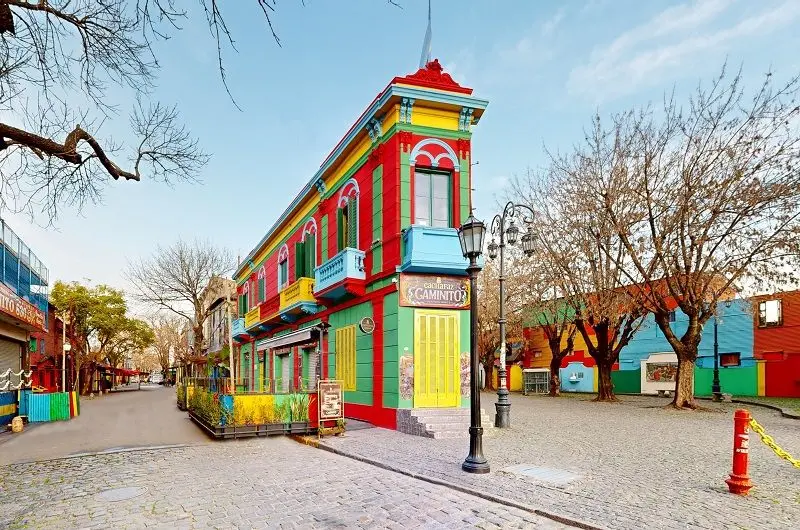 خیابان El Caminito, Buenos Aires, Argentina؛ منبع عکس: وب‌سایت pint.com.ar، عکاس: نامشخص