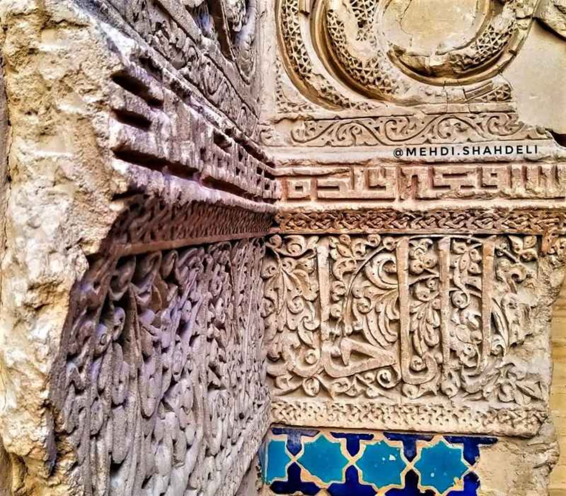 تزیینات گچی در عمارت پیربکران، منبع عکس: اینستاگرام mehdi.shahdeli@، عکاس: مهدی شاه‌دلی