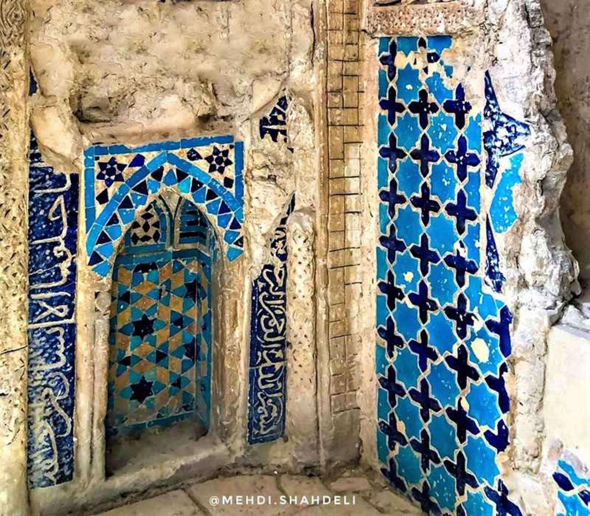 کاشی‌کاری در عمارت پیربکران، منبع عکس: اینستاگرام mehdi.shahdeli@، عکاس: مهدی شاه‌دلی