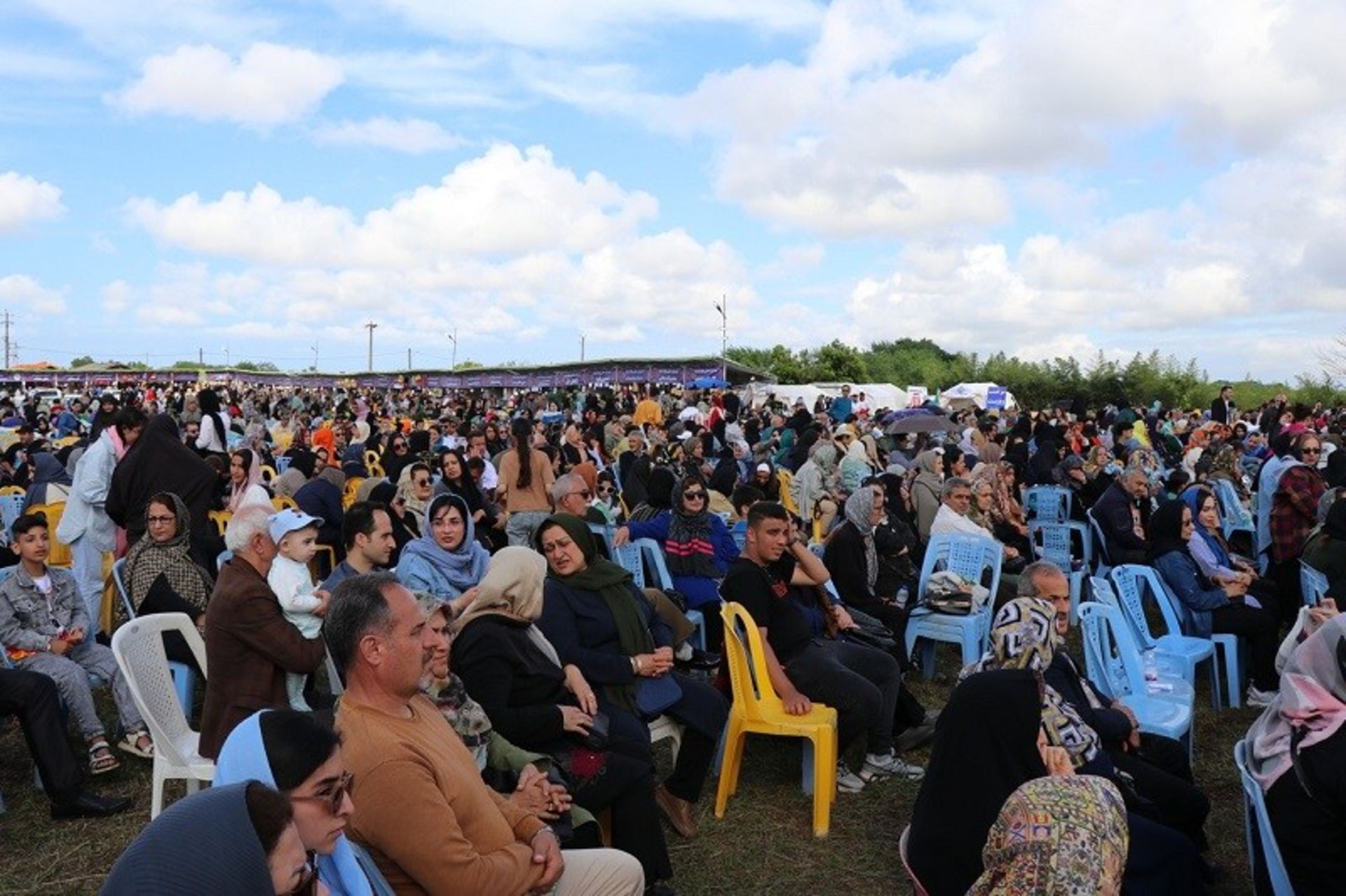 بازدیدکنندگان جشنواره ملی بهار نارنج سال ۱۴۰۳ لنگرود؛ منبع عکس: وب سایت Chtn.ir. عکاس: نامشخص 