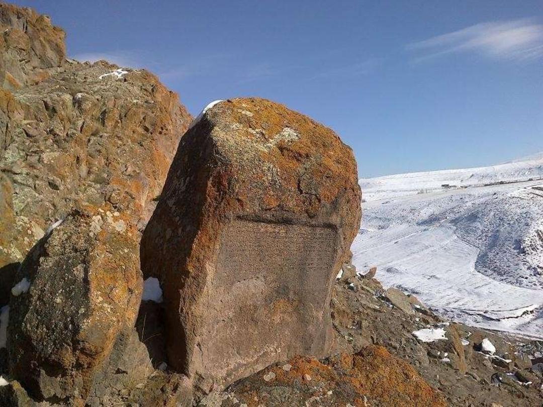 سنگ نبشته سقندل در شهرستان ورزقان؛ منبع عکس: ویکی لاک؛ عکاس: چایچی