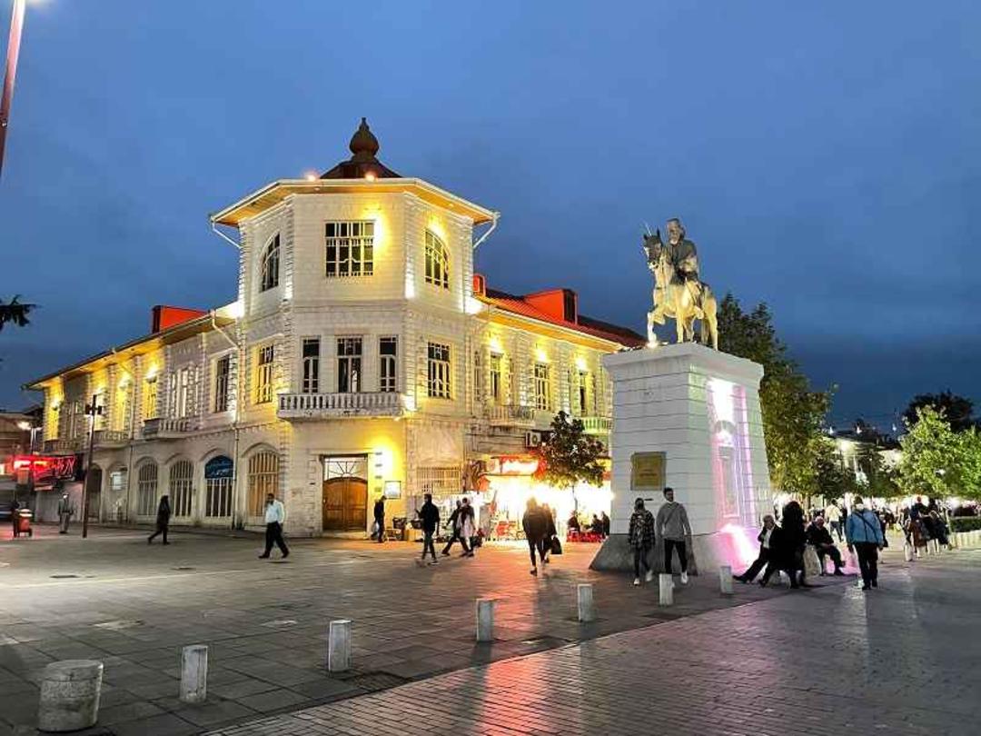 میدان شهرداری رشت در شب