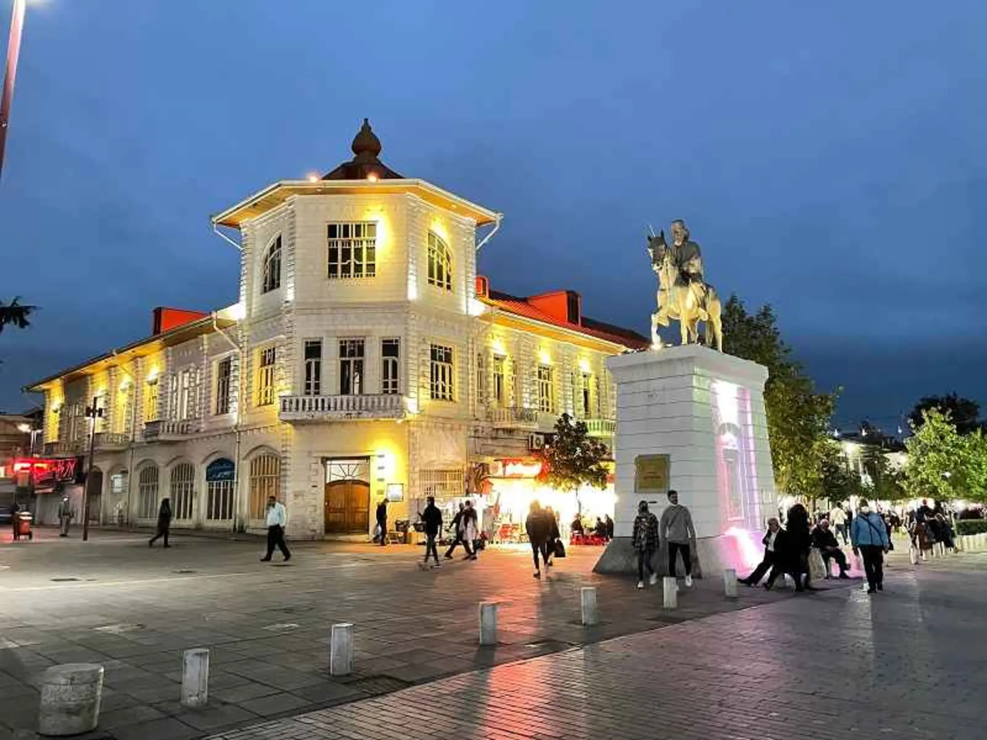 میدان شهرداری رشت در شب