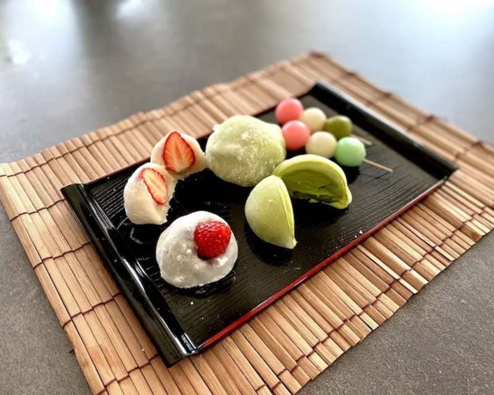 سرو موچی روی حصیر بامبو؛ منبع عکس: LIVE JAPAN Perfect Guide؛ نام عکاس: نامشخص