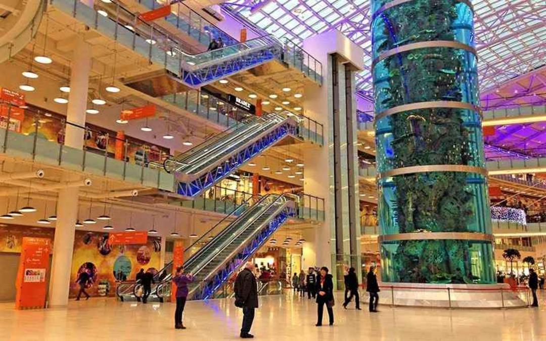 گردشگران در مرکز خرید آویاپارک مسکو، منبع عکس: shoes-report.com، عکاس: نامشخص