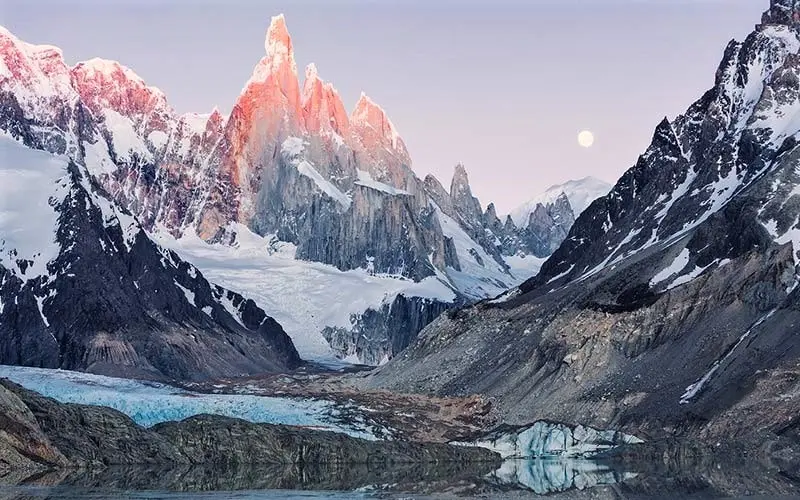 منظره دریاچه و کوهستان در پاتاگونیا، منبع عکس: behance.net، عکاس: Lukas Furlan