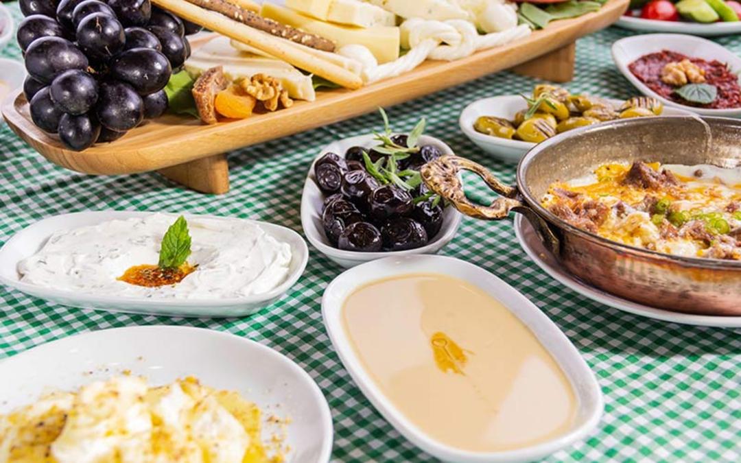 میزی از صبحانه های وان، منبع عکس: dailysabah.com، عکاس: نامشخص