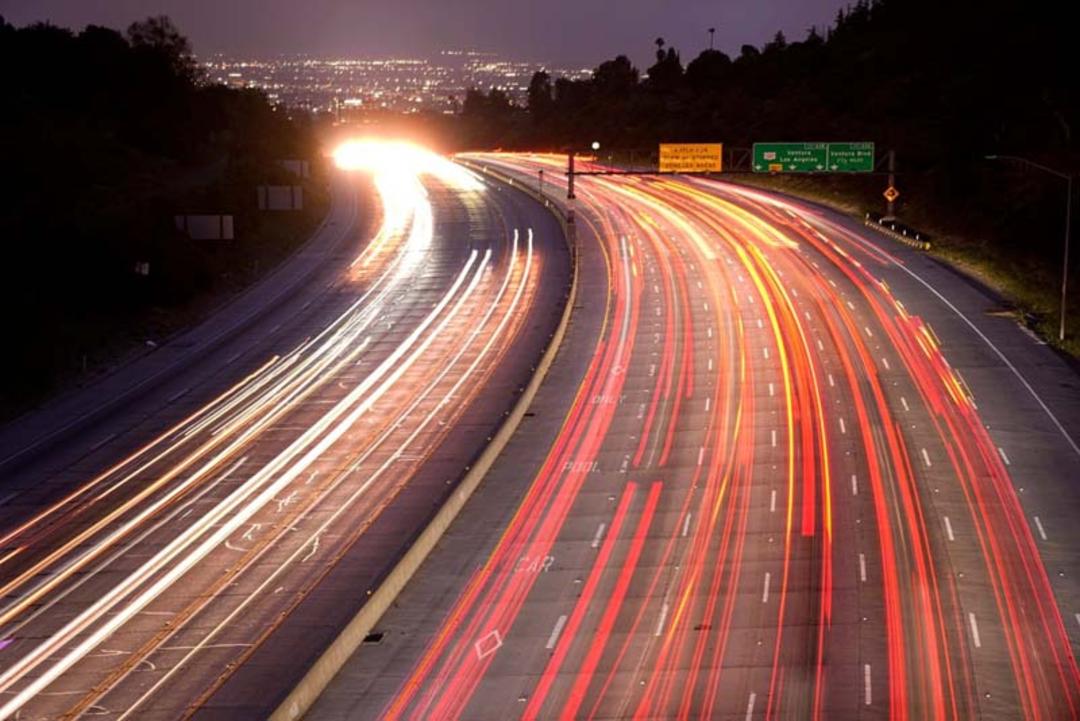 بزرگراهی در لس آنجلس در شب