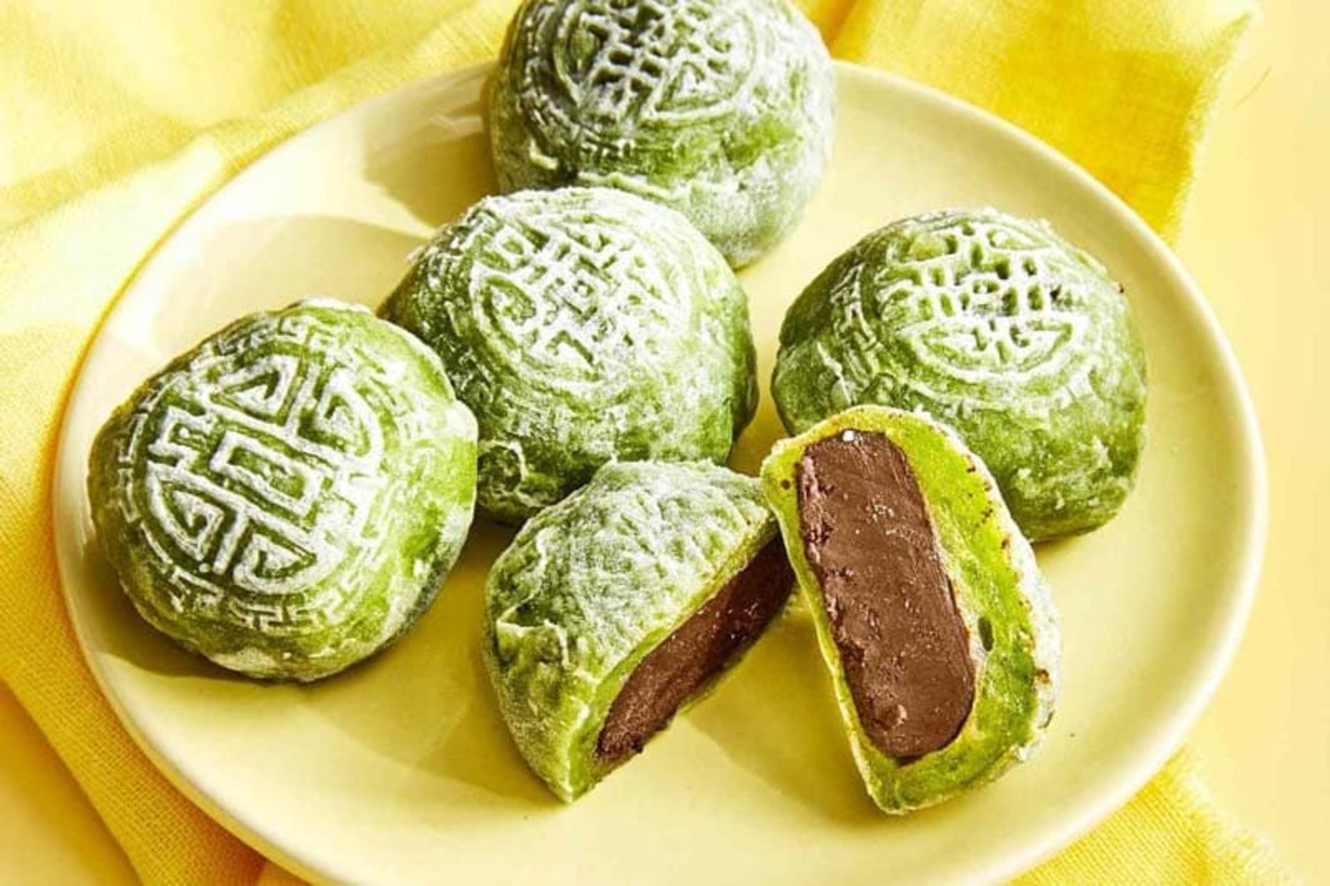 موچی سبز با فیلینگ شکلات؛ منبع عکس: Food & Wine؛ نام عکاس: نامشخص