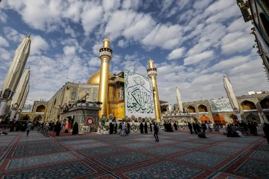 صحن حرم امام علی از نمای پایین، منبع عکس: سایت حرم امام علی (ع)، عکاس: عقیل الحلو (ageel al helou)