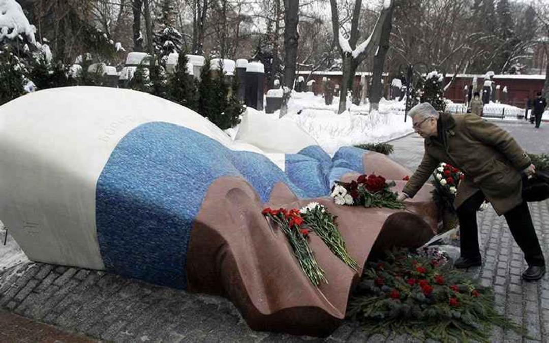 گورستان نووودویچی در زمستان، منبع عکس: knkx.org، عکاس: نامشخص