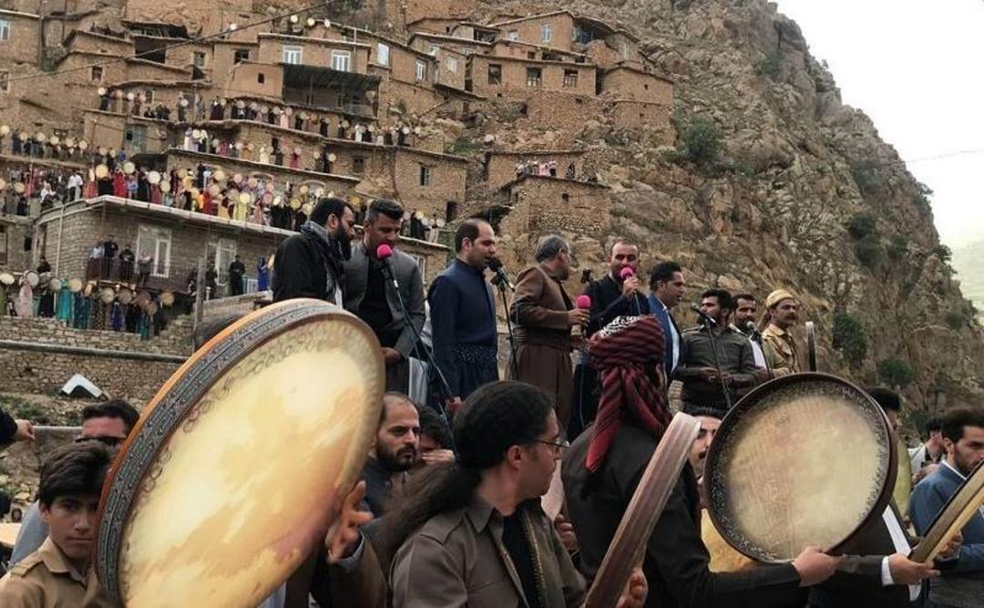 دف نوازی در کردستان؛ منبع عکس: وب سایت Mohammadtarighat.com. عکاس: نامشخص