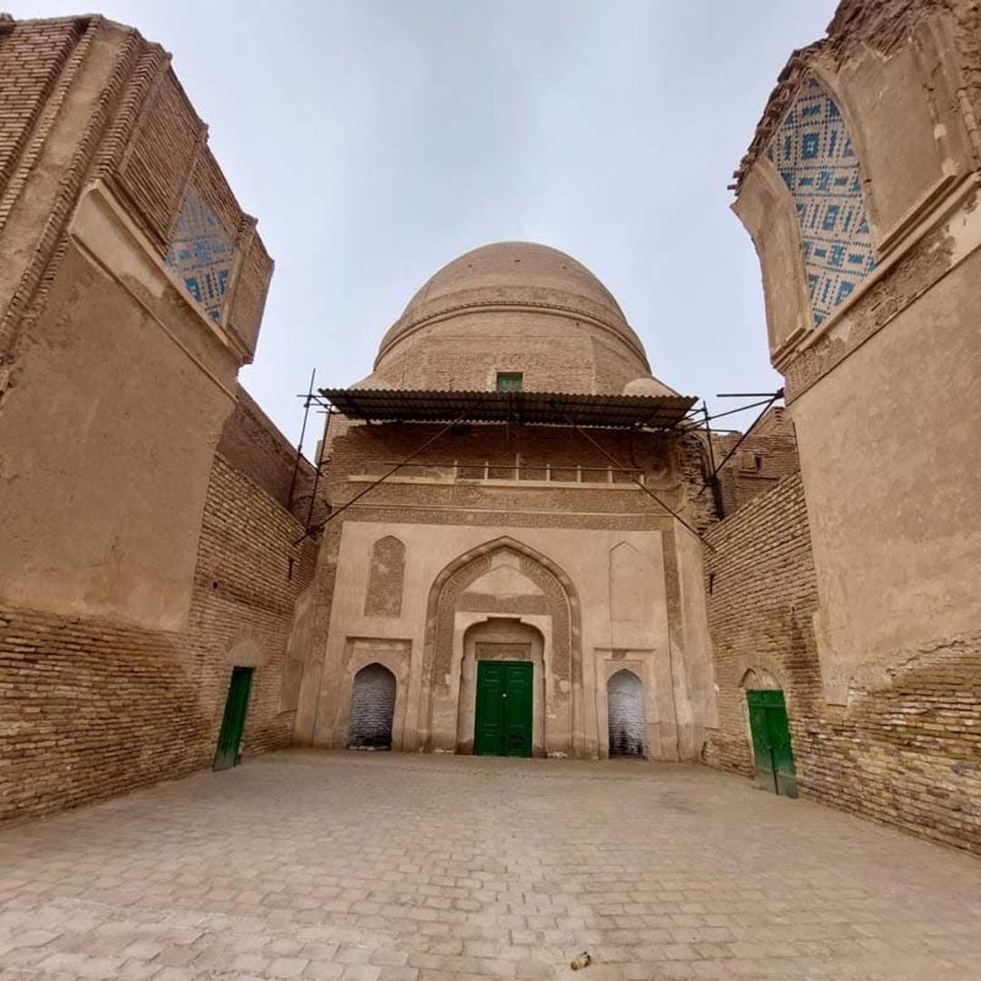 حیاط آرامگاه بابا لقمان؛ منبع عکس: گوگل مپ؛ نام عکاس: Msadegh Sansari