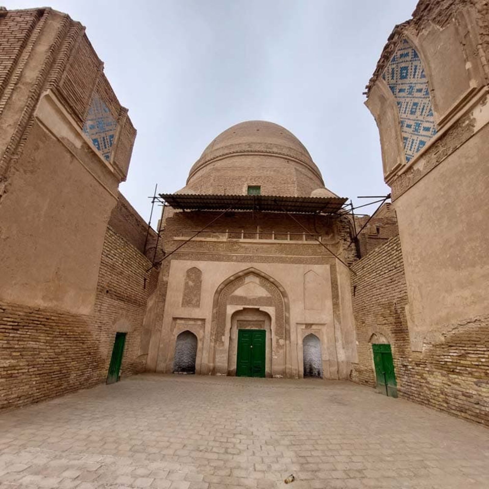 حیاط آرامگاه بابا لقمان؛ منبع عکس: گوگل مپ؛ نام عکاس: Msadegh Sansari