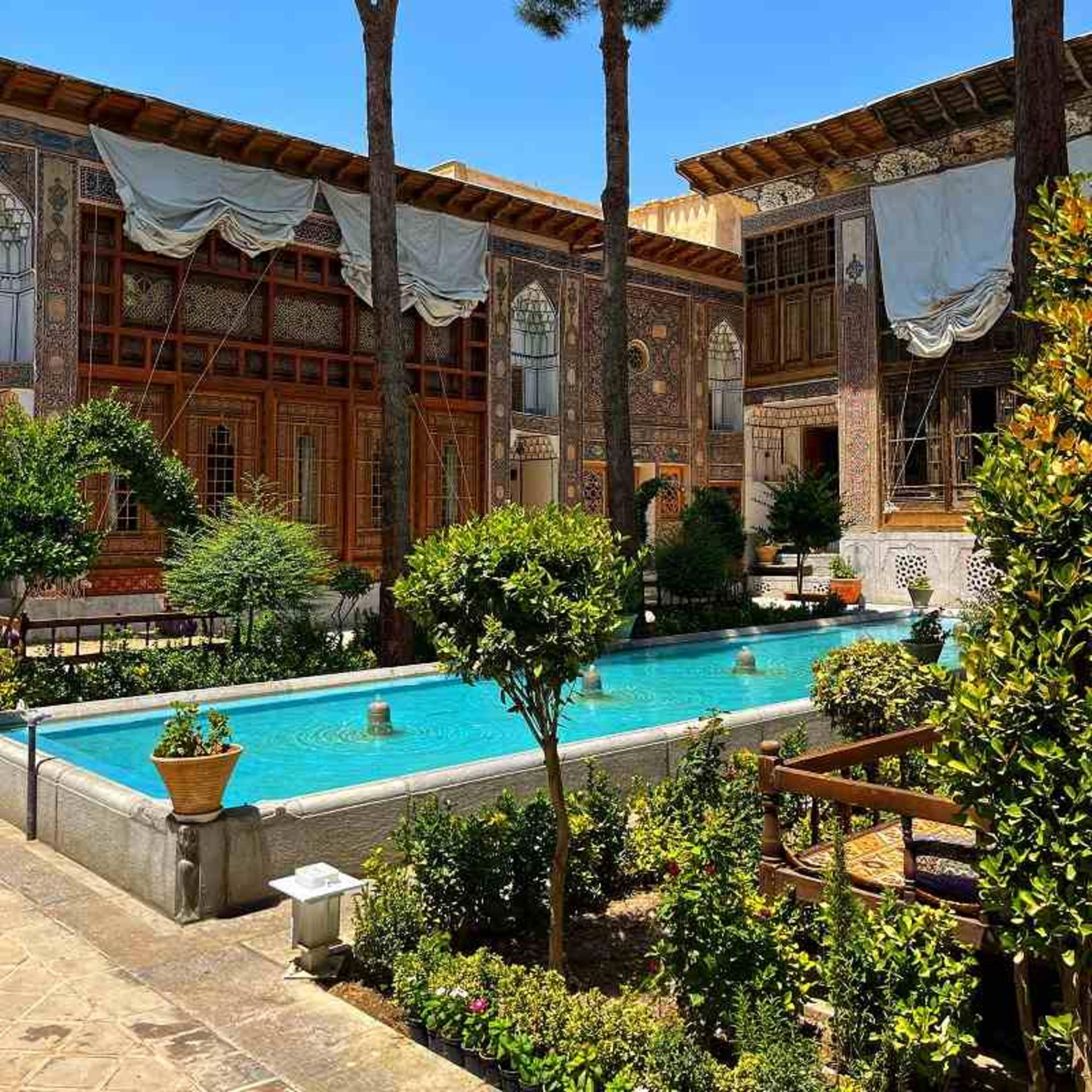 پنجره های چوبی و ارسی کاخ سرهنگ؛ منبع عکس: گوگل مپ؛ عکاس: Mah J