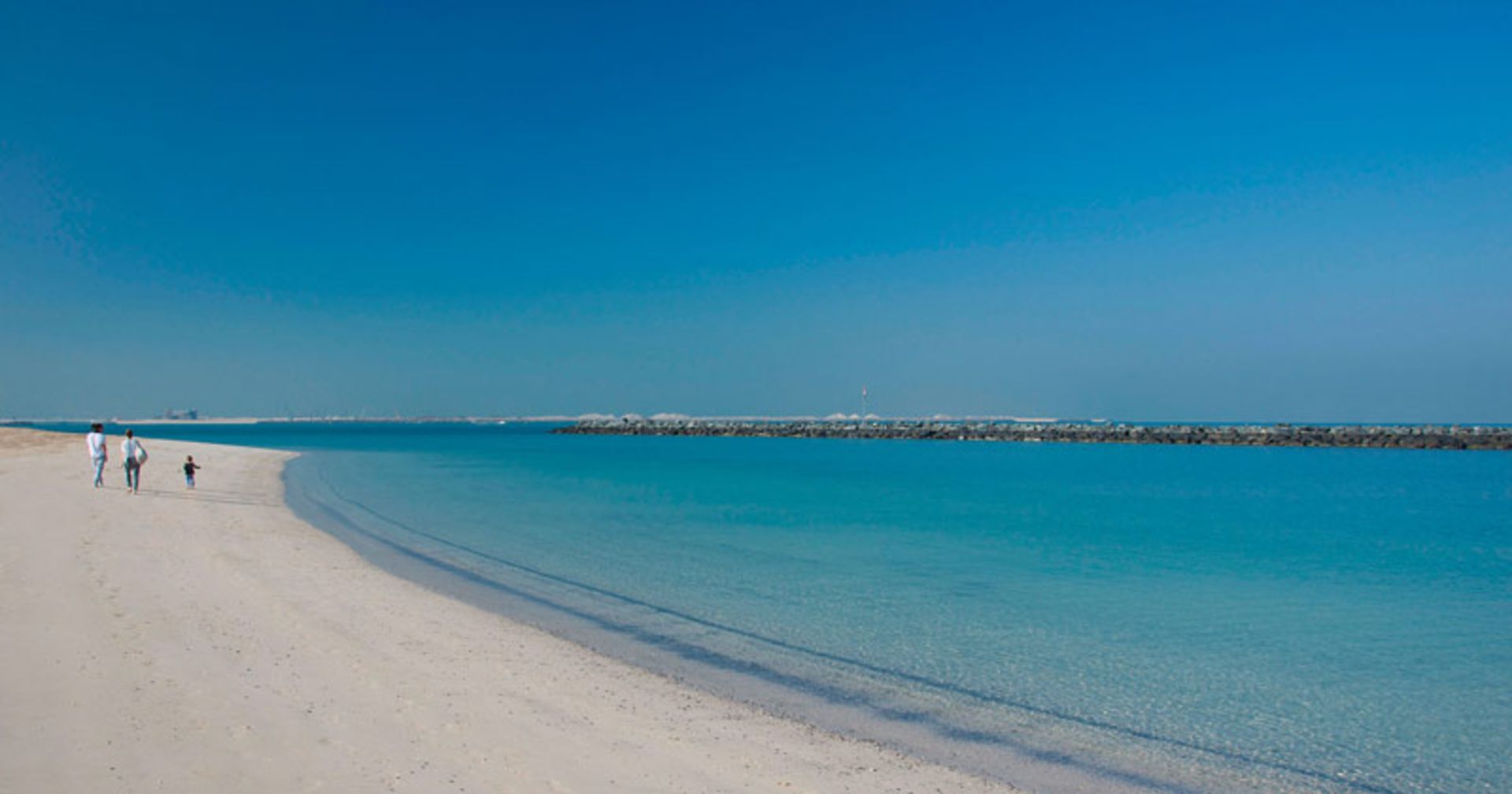خانواده در ساحل مرکاتو دبی؛ منبع عکس: The Dubai Beach Guide، عکاس: نامشخص