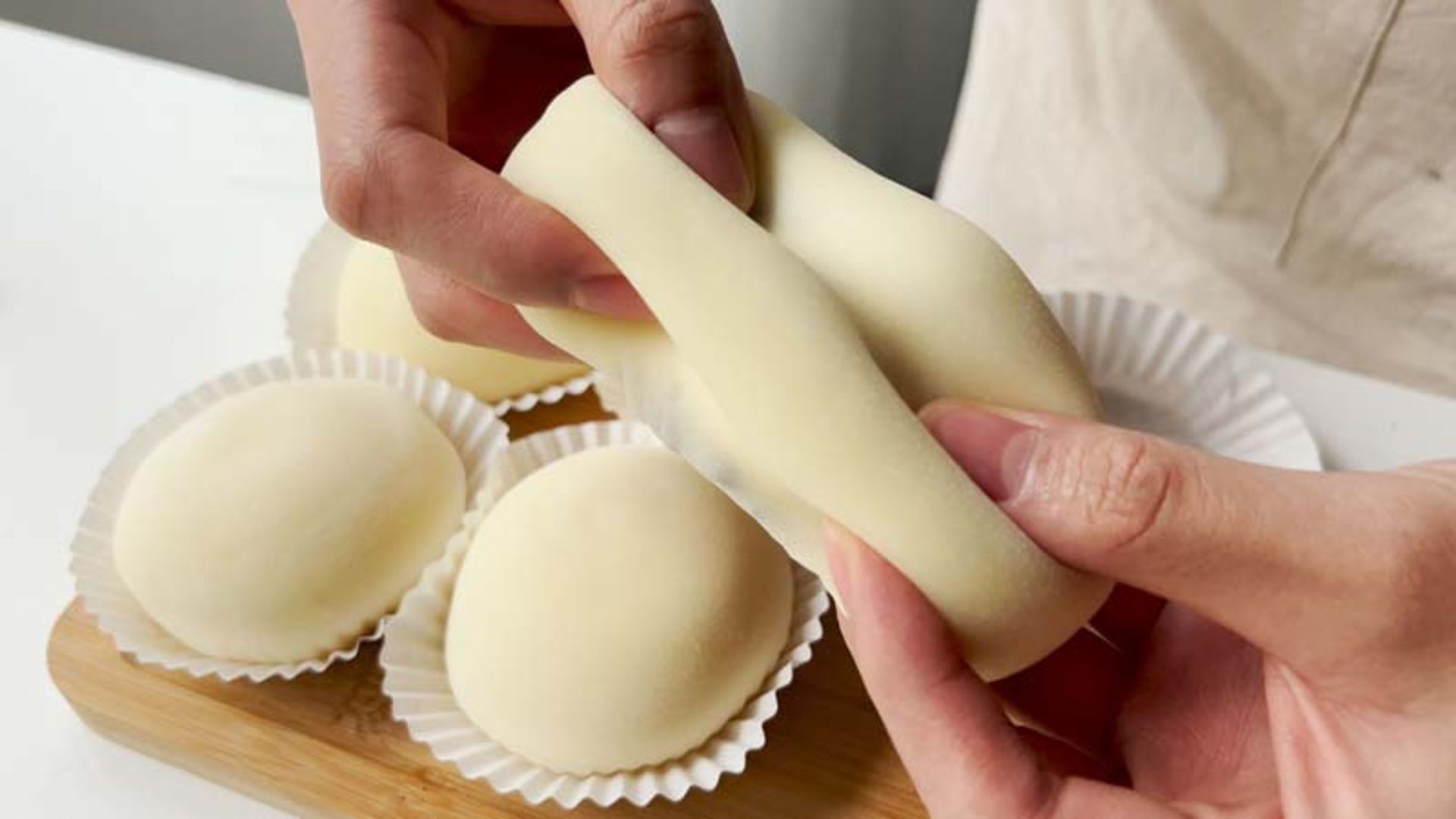 کش آمدن خمیر موچی؛ منبع عکس: U-Taste؛ نام عکاس: نامشخص