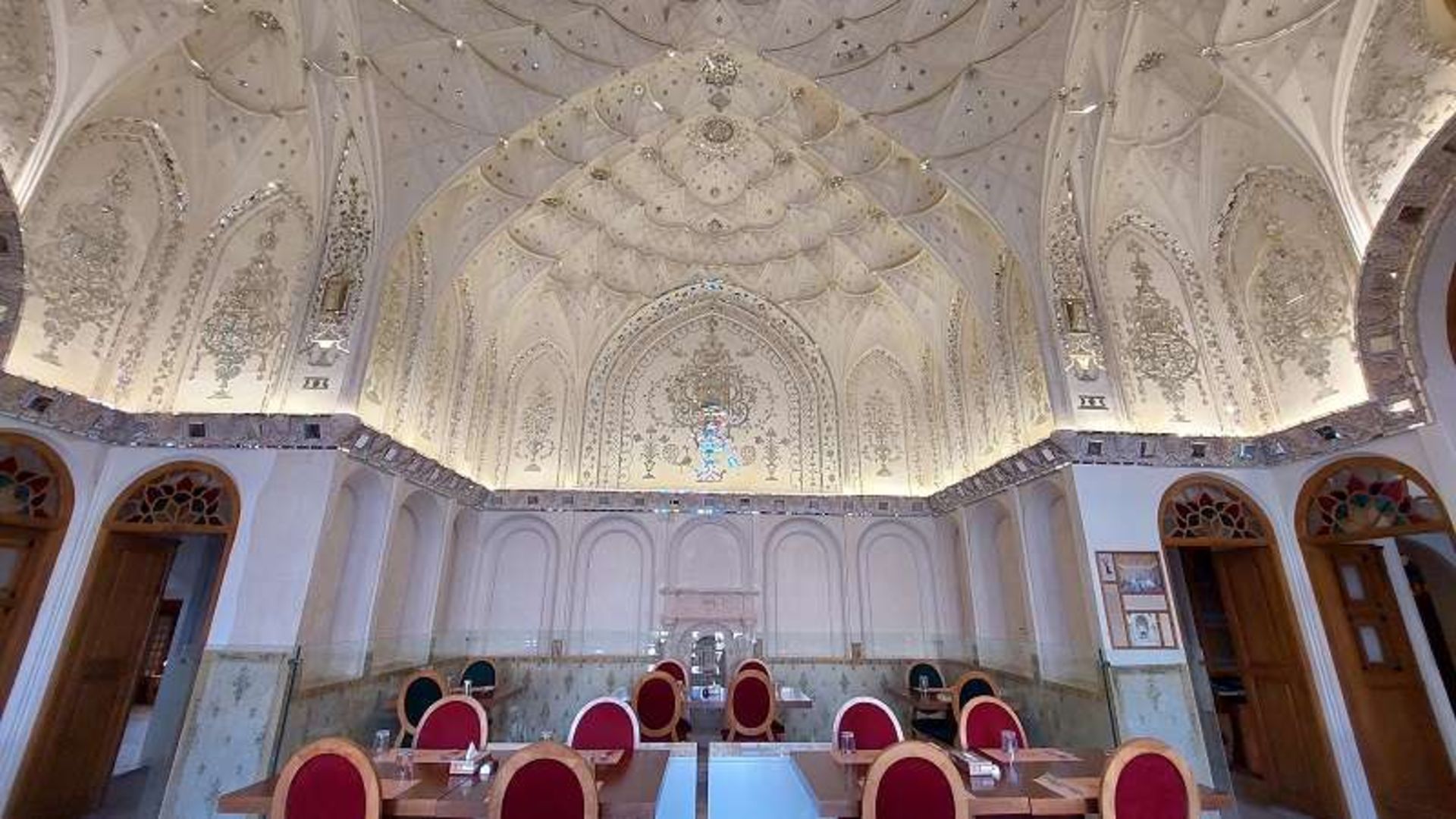 تالار آیینه خانه عامری؛ منبع عکس: گوگل مپ؛ عکاس: نازنین کریمی