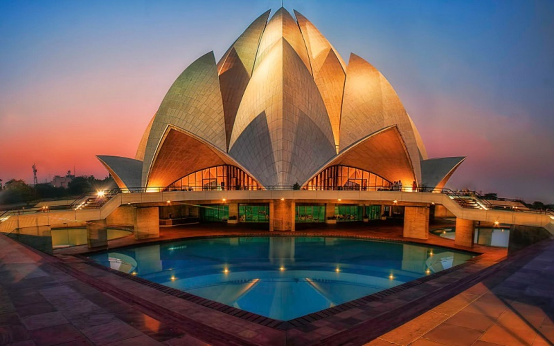 معبد لوتوس در شب؛ منبع عکس: وب سایت chardhambooking.com. عکاس: نامشخص