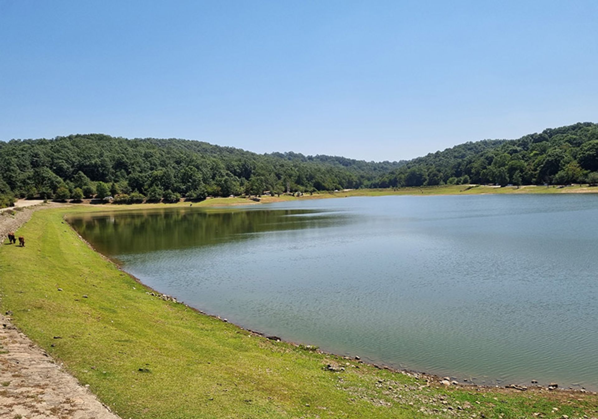 دریاچه سقالکسار در تابستان