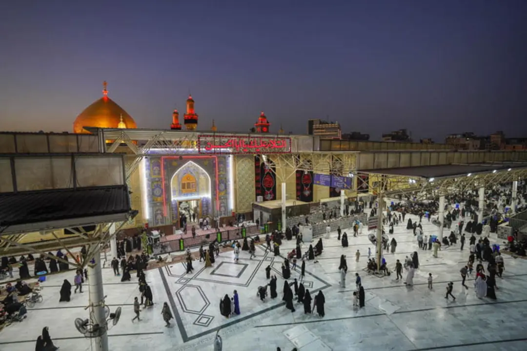 صحن ورودی حرم امام علی از نمای بالا، منبع عکس: سایت حرم امام علی، عکاس: انمار خلیل (anmar khalil)