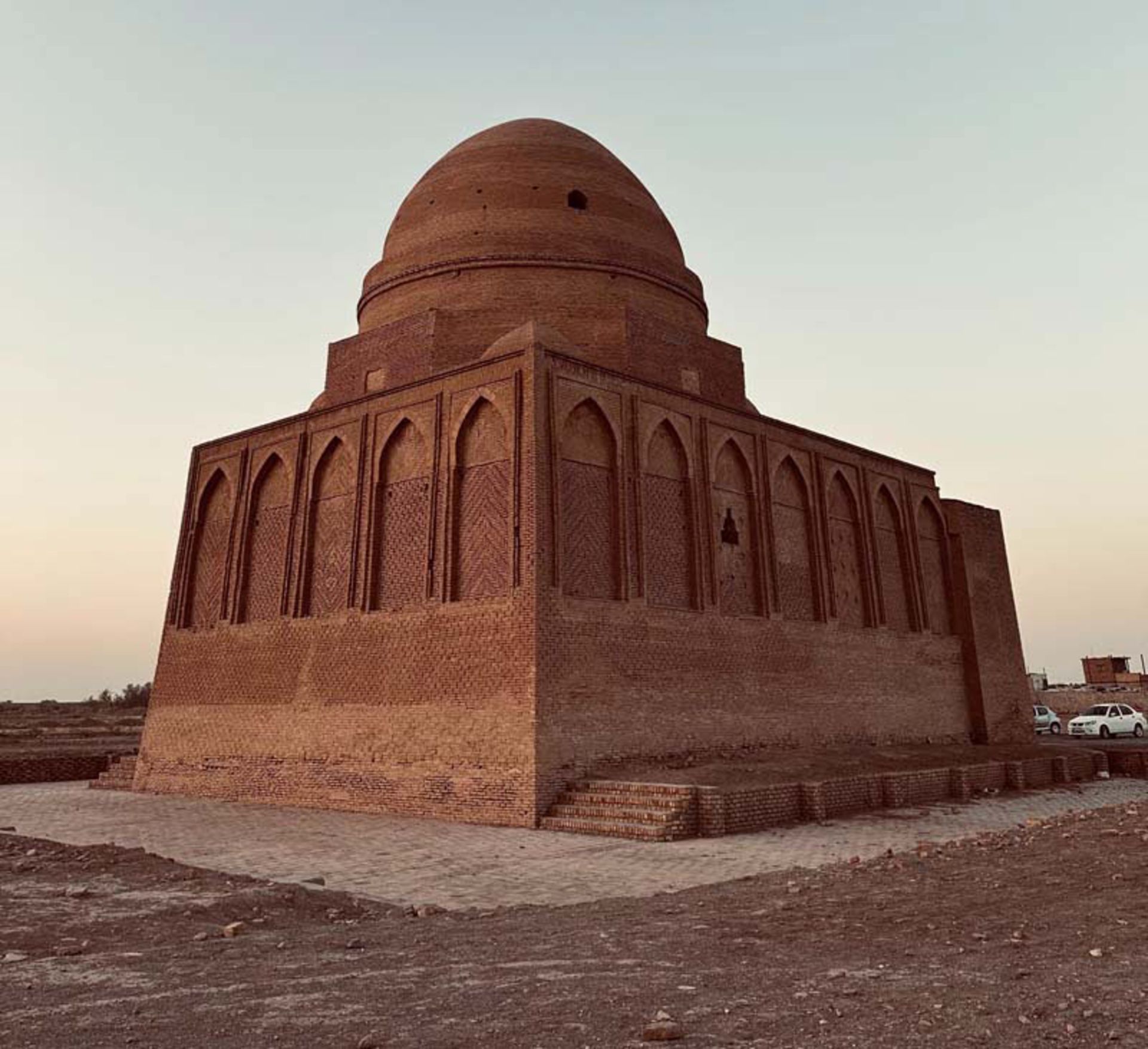 سازه مربع شکل آرامگاه بابا لقمان؛ منبع عکس: گوگل مپ؛ نام عکاس: MOHSEN GOLD