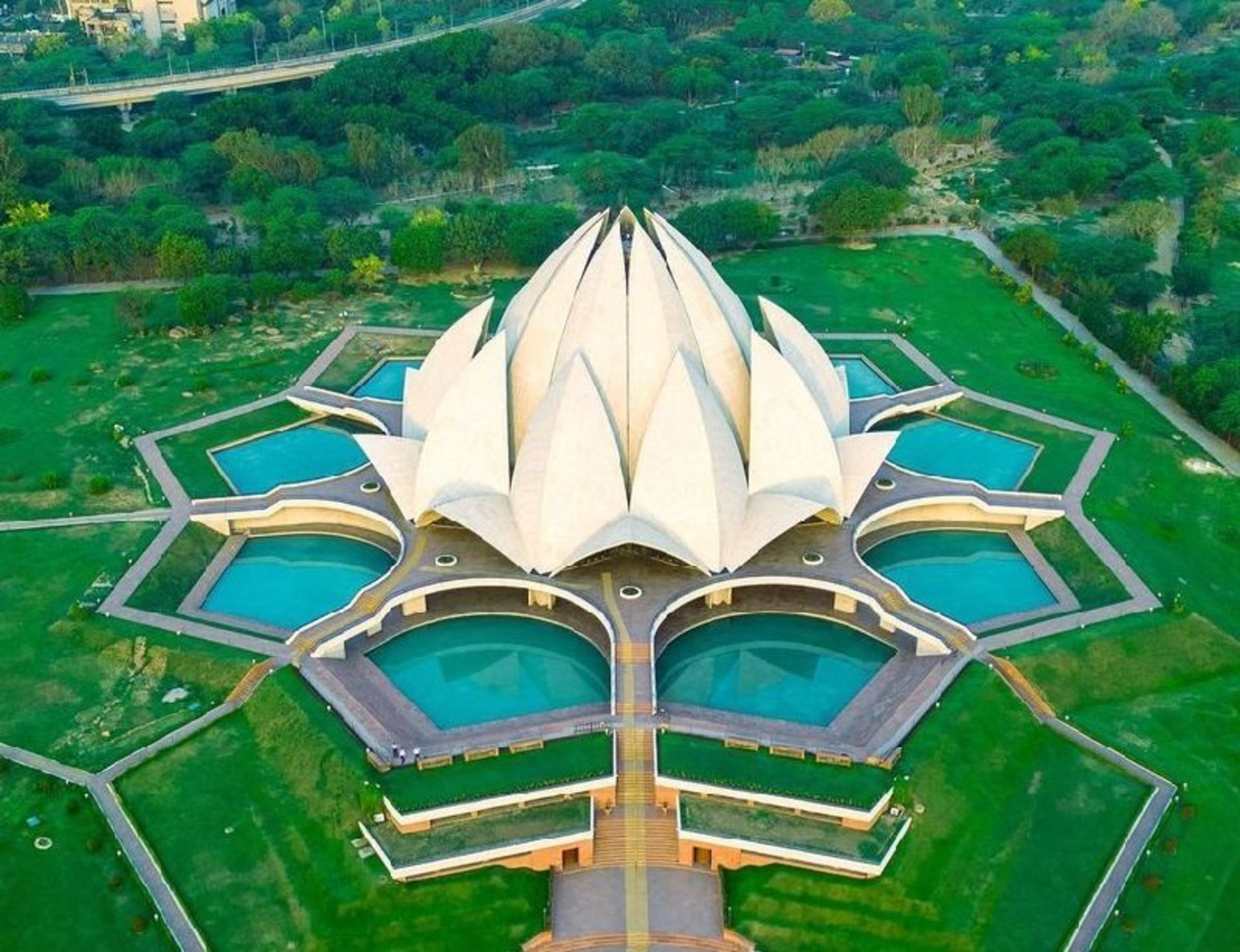 معبد لوتوس؛ منبع عکس: صفحه اینستاگرام fantasticdelhi. عکاس: ritik.sx