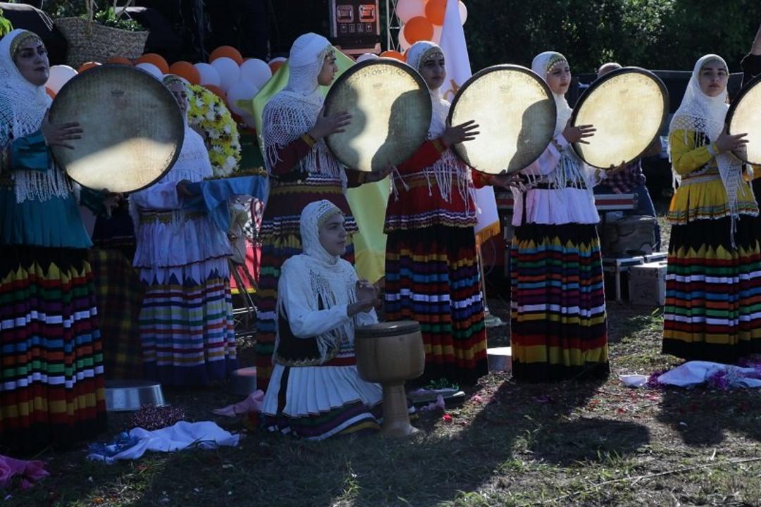 دف زنی گروهی بانوان در جشنواره ملی بهار نارنج سال ۱۴۰۳ لنگرود؛ منبع عکس: وب سایت Chtn.ir. عکاس: نامشخص 