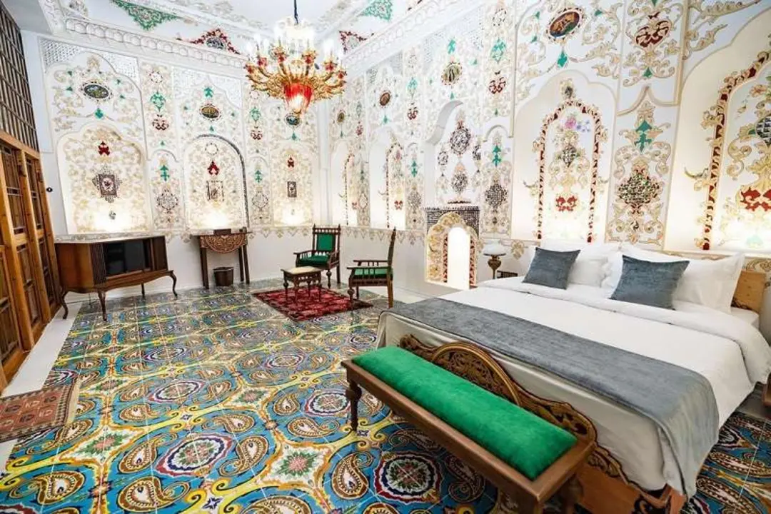 یکی از اتاق های بوتیک هتل سنتی زنجان؛ منبع عکس: صفحه اینستاگرام zanjanboutiquehotel. عکاس: deeeepstudio