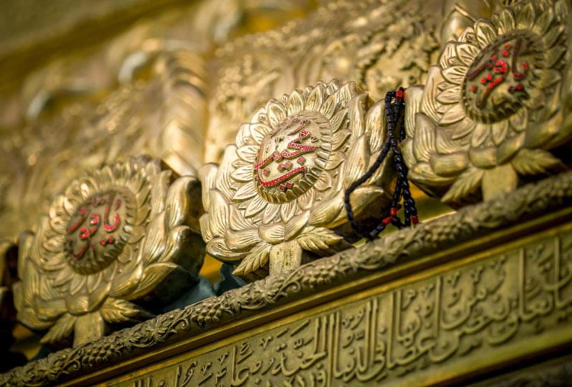 کتیبه های طلاکاری شده ضریح حرم امام علی (ع)، منبع عکس: سایت حرم امام علی (ع)، عکاس: عقیل الحلو (ageel al helou)