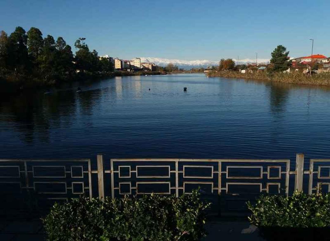 پارک دانشجو رشت در حاشیه تالاب عینک