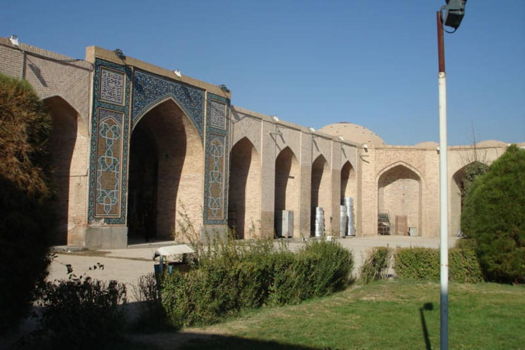 فضای سبز مقابل درهای ورودی بازار تاریخی کرمان، منبع عکس: ویکی مدیا، عکاس: علی صادقی شمس