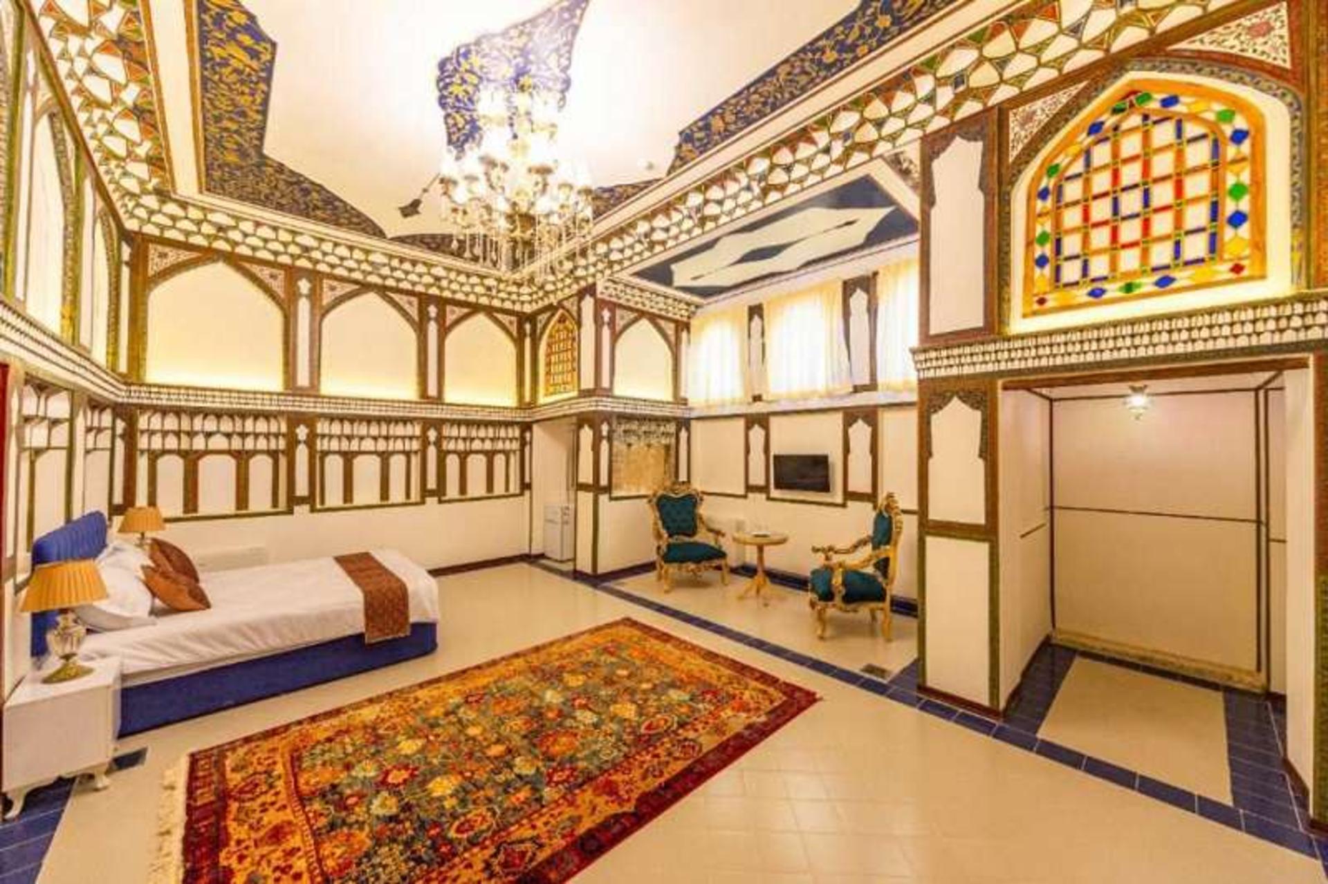 شکم دریده اتاق وی آی پی کاخ سرهنگ؛ منبع عکس: وب سایت جاباما؛ عکاس: نامشخص