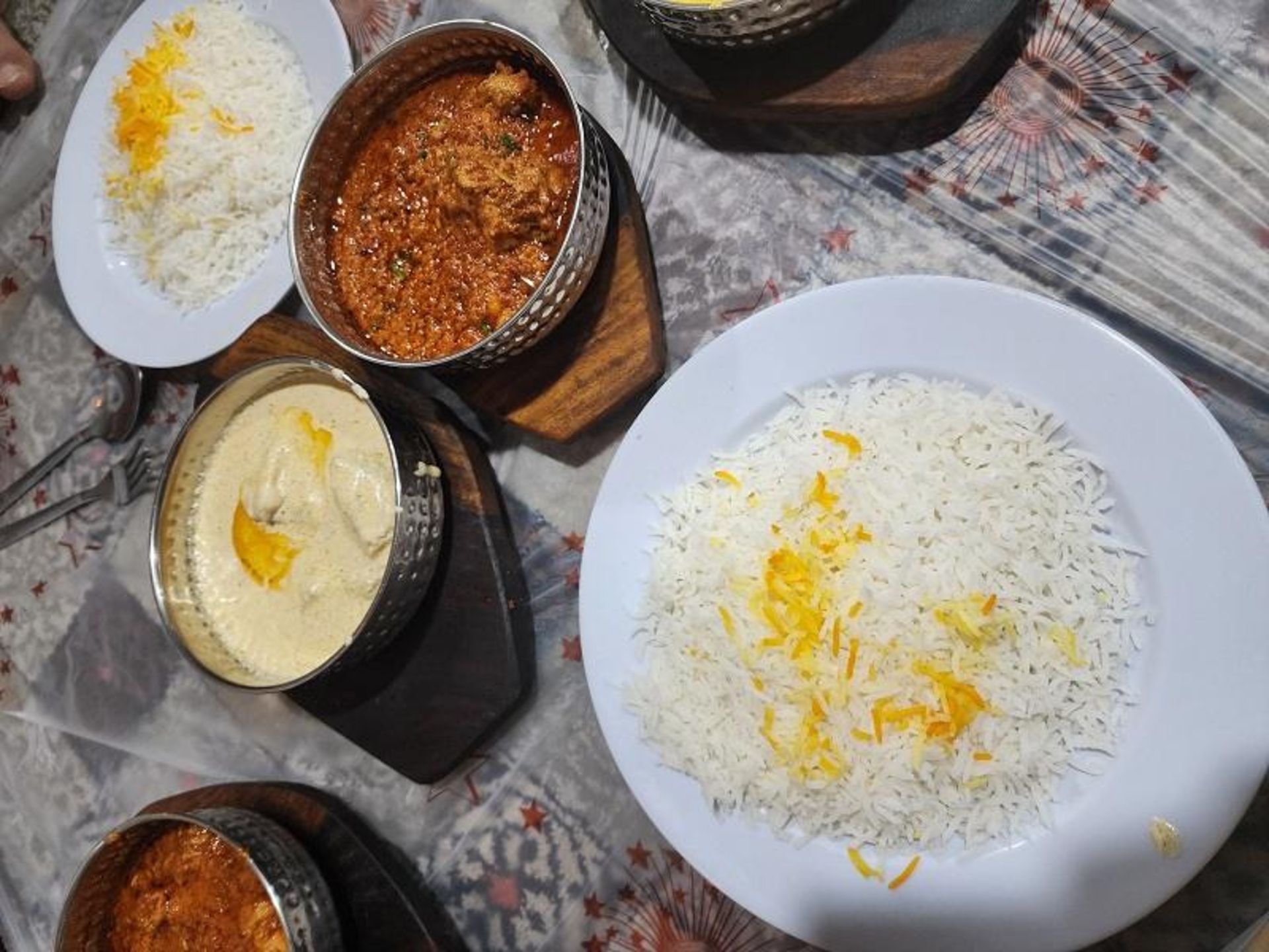 غذای محلی در رستوران دعای چابهار؛ منبع عکس: گوگل مپ؛ عکاس: طارق شجاعی