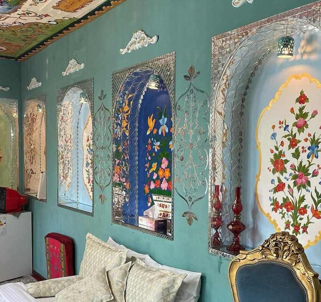 تزیینات دیواری اتاق شاه نشین بومگردی ترنجستان شیراز؛ منبع عکس: اینستاگرام Toranjestanhouse. عکاس: نامشخص