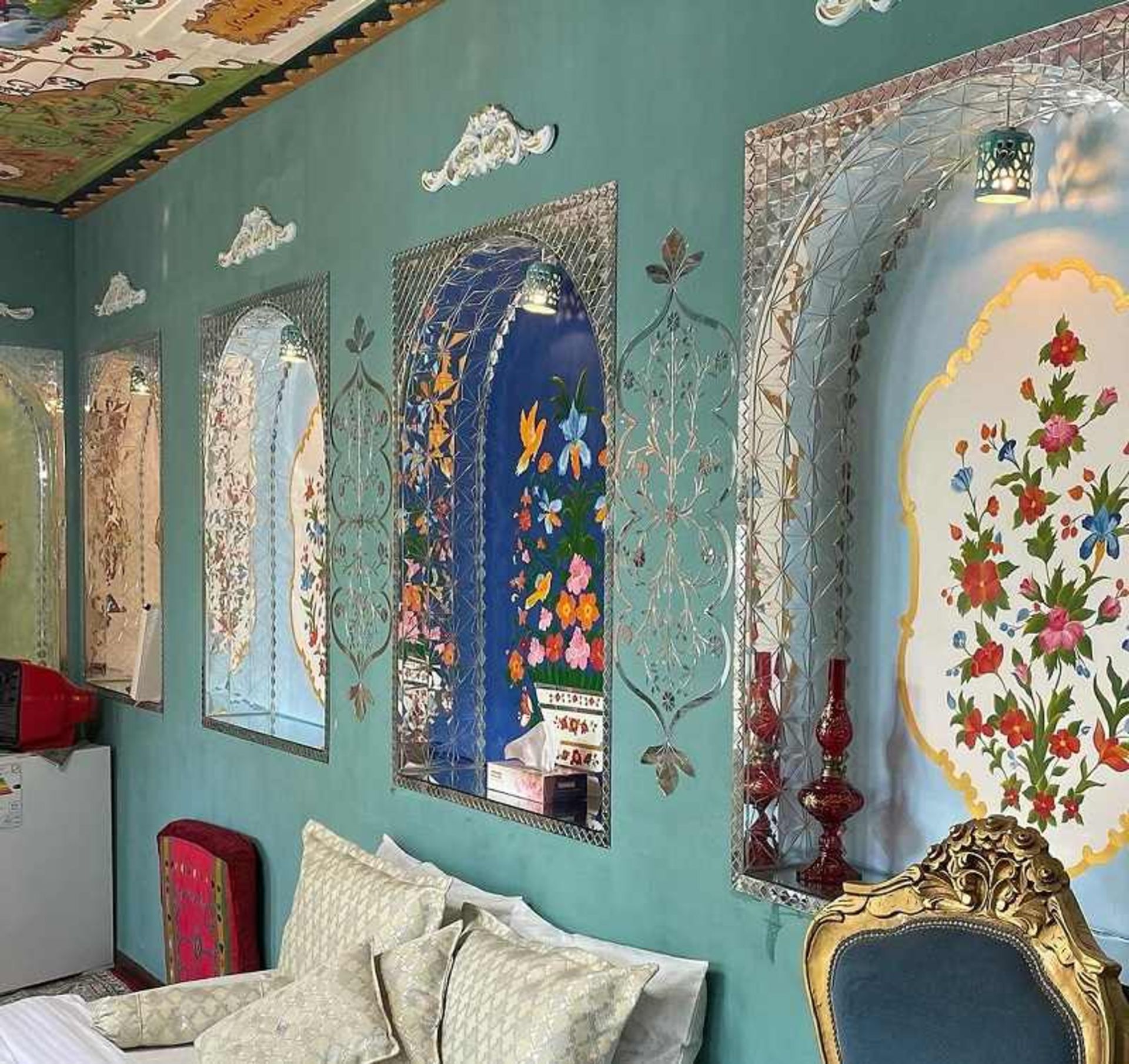 تزیینات دیواری اتاق شاه نشین بومگردی ترنجستان شیراز؛ منبع عکس: اینستاگرام Toranjestanhouse. عکاس: نامشخص