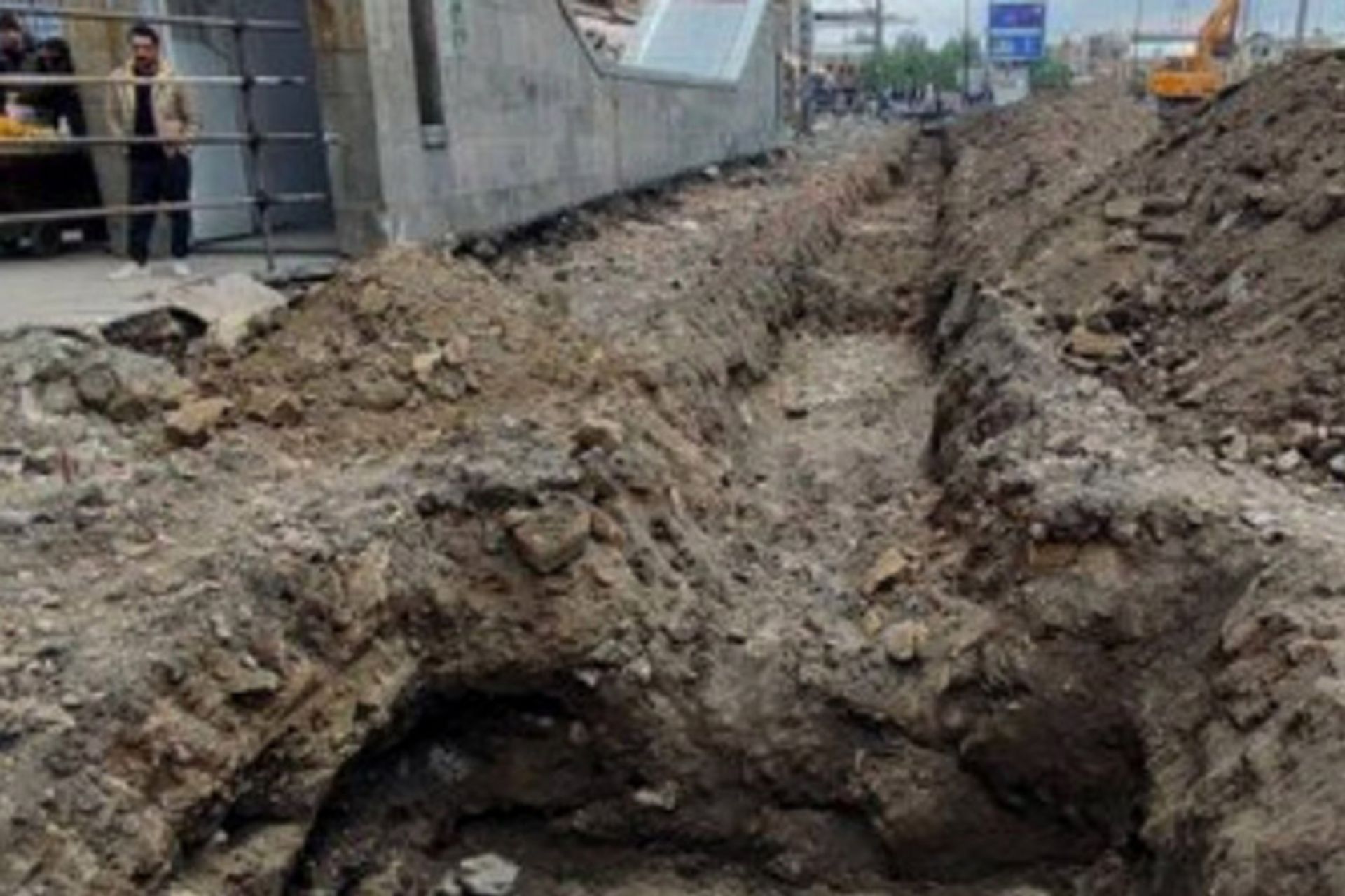 کشف دیواره تاریخی در مرکز همدان
