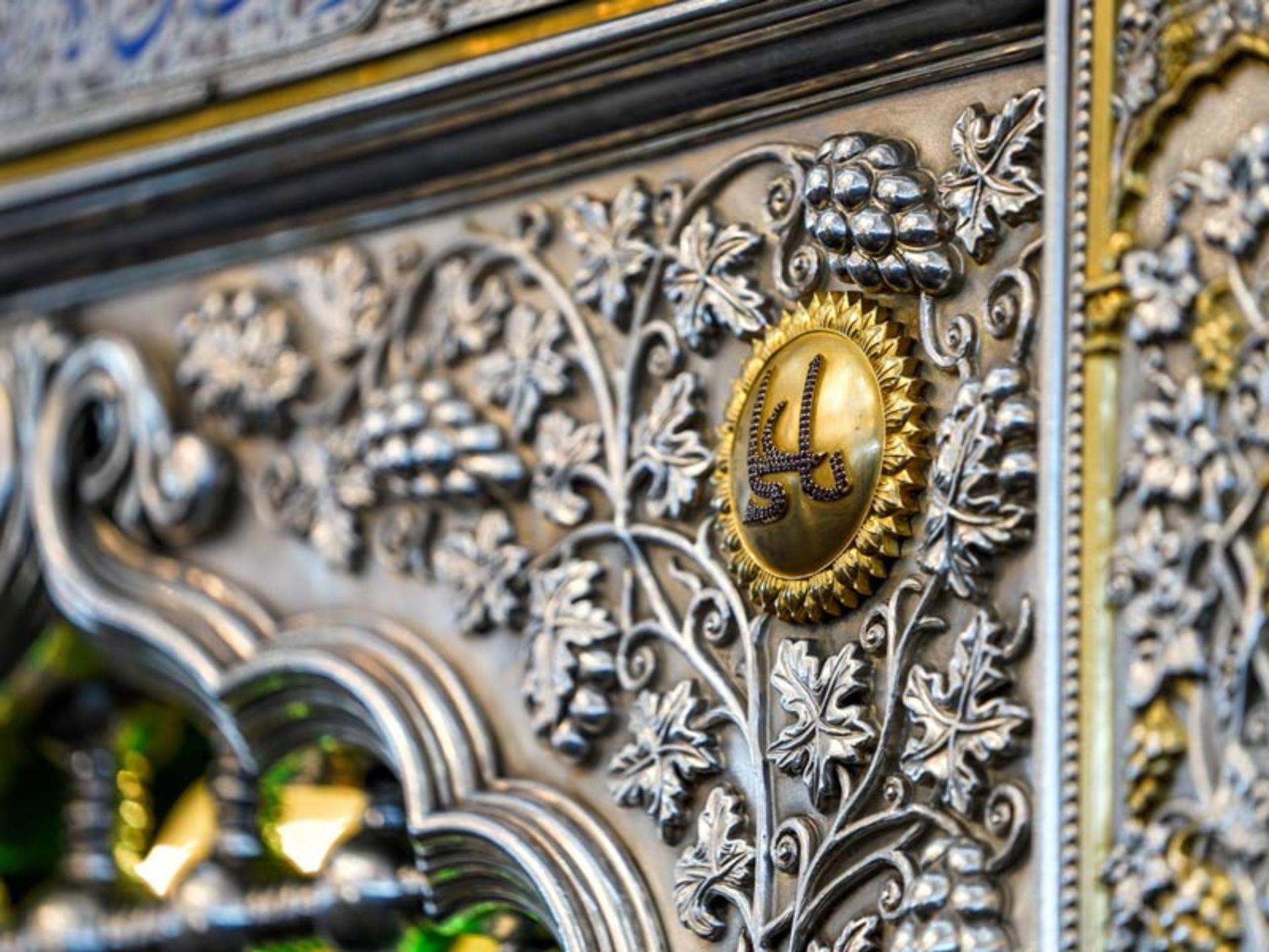 نقش انگور نقره بر ضریح امام علی (ع)، منبع عکس: سایت رسمی حرم امام علی (ع)، عکااس: همام الاعسم