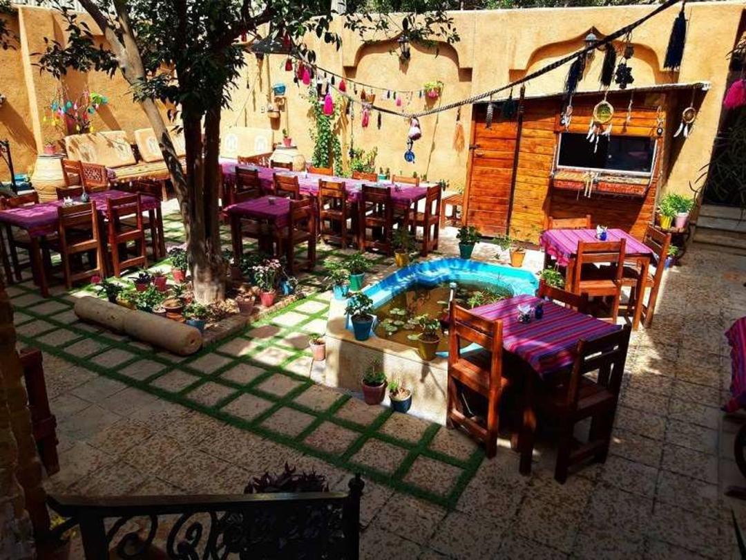 حیاط با صفای بومگردی ترنجستان شیراز؛ منبع عکس: اینستاگرام Toranjestanhouse. عکاس: نامشخص